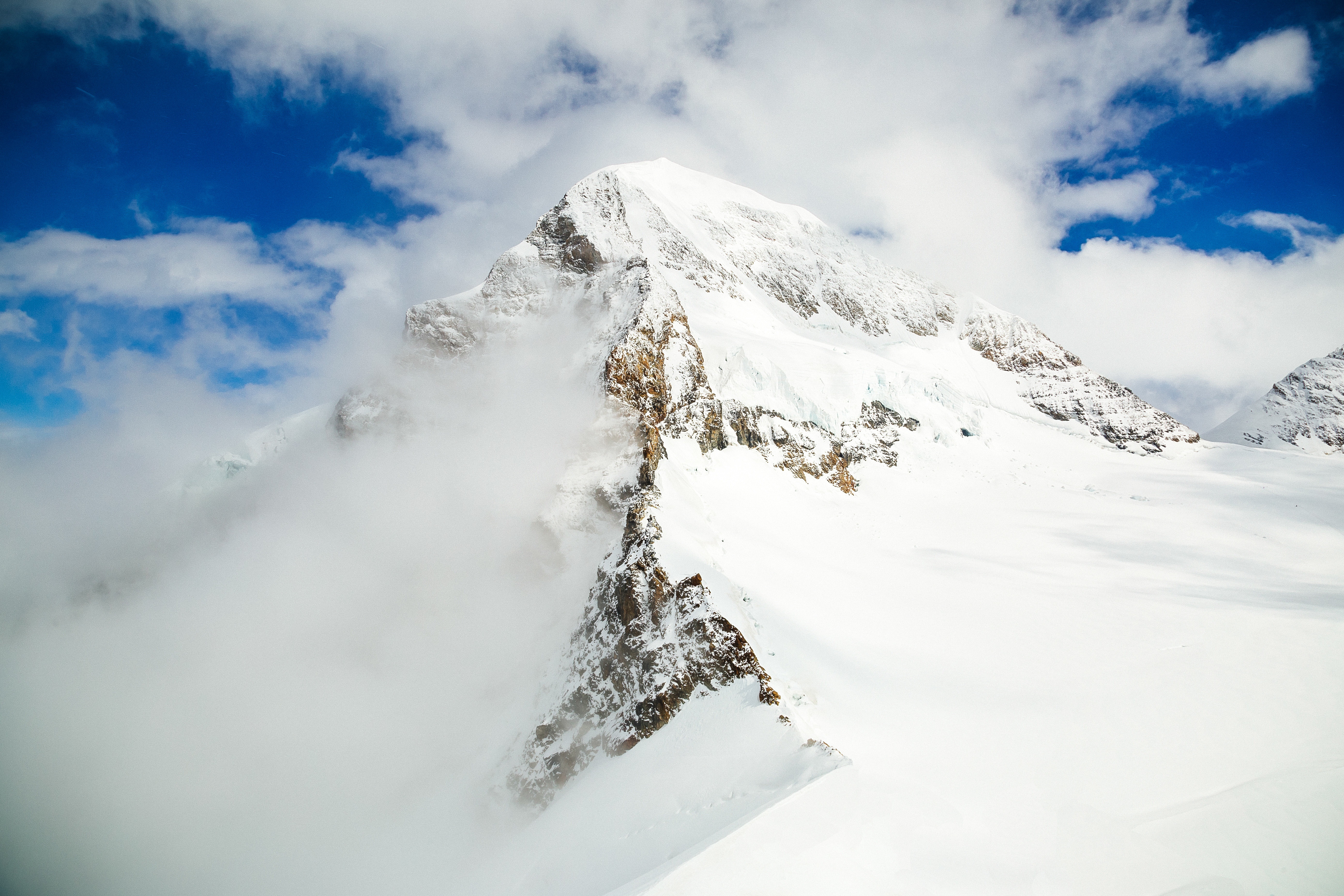 57996 Hintergrundbild herunterladen natur, mountains, clouds, schnee, scheitel, nach oben, berglandschaft - Bildschirmschoner und Bilder kostenlos