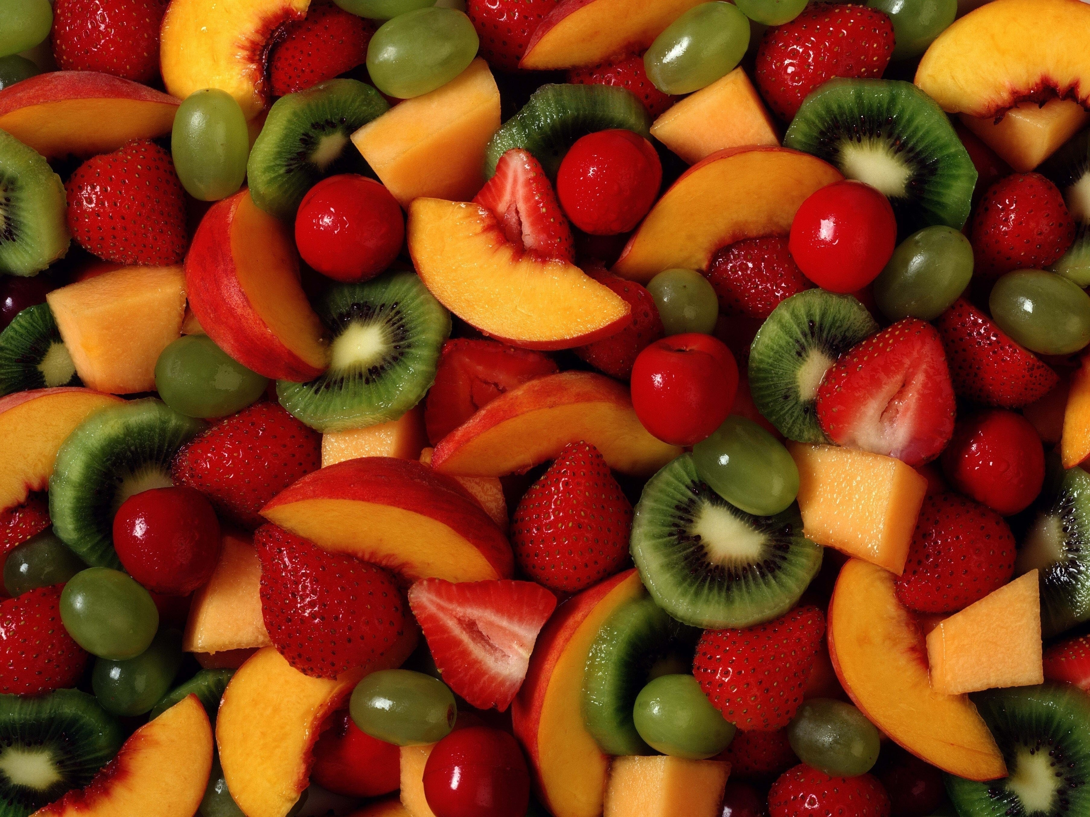 55303 Hintergrundbild herunterladen obst, lebensmittel, erdbeere, trauben, kiwi, berries - Bildschirmschoner und Bilder kostenlos