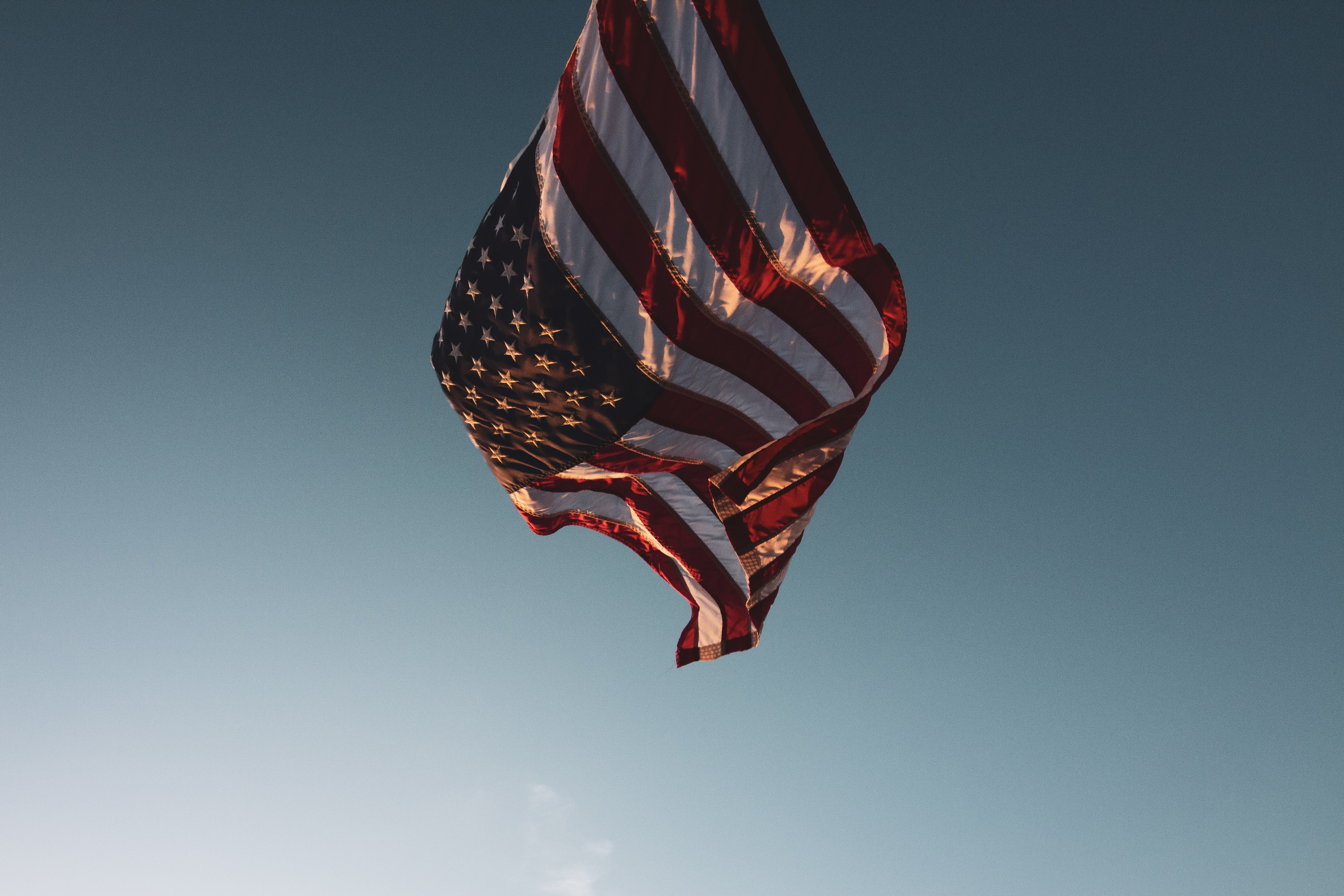 Laden Sie das Verschiedenes, Sonstige, Amerika, Flagge, Flag, Wind, Symbolismus, Symbolik-Bild kostenlos auf Ihren PC-Desktop herunter