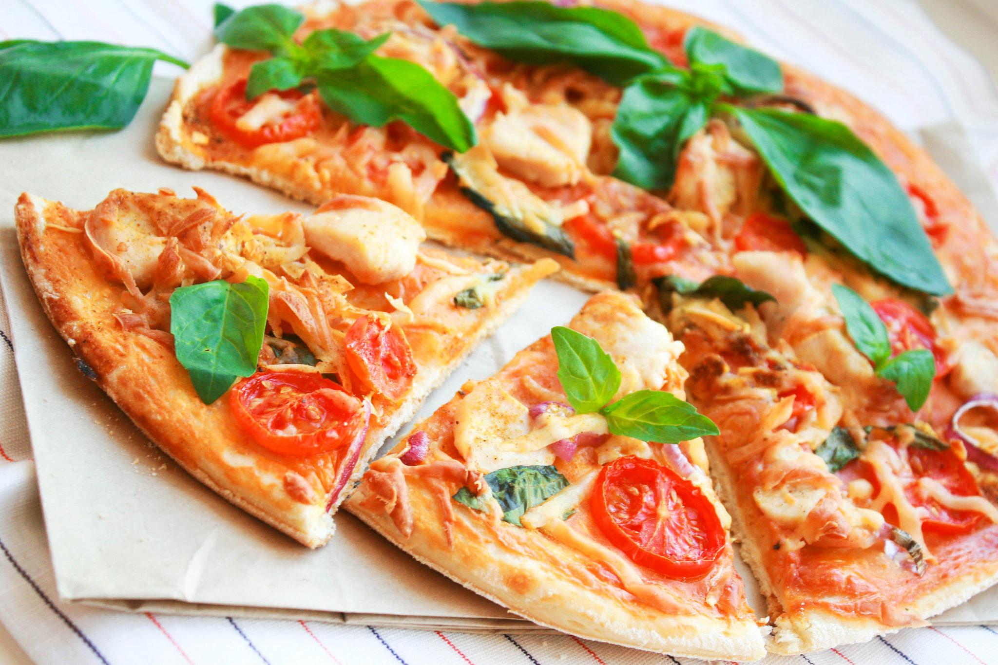 Handy-Wallpaper Lebensmittel, Pizza, Fleisch, Tomaten, Basilikum kostenlos herunterladen.