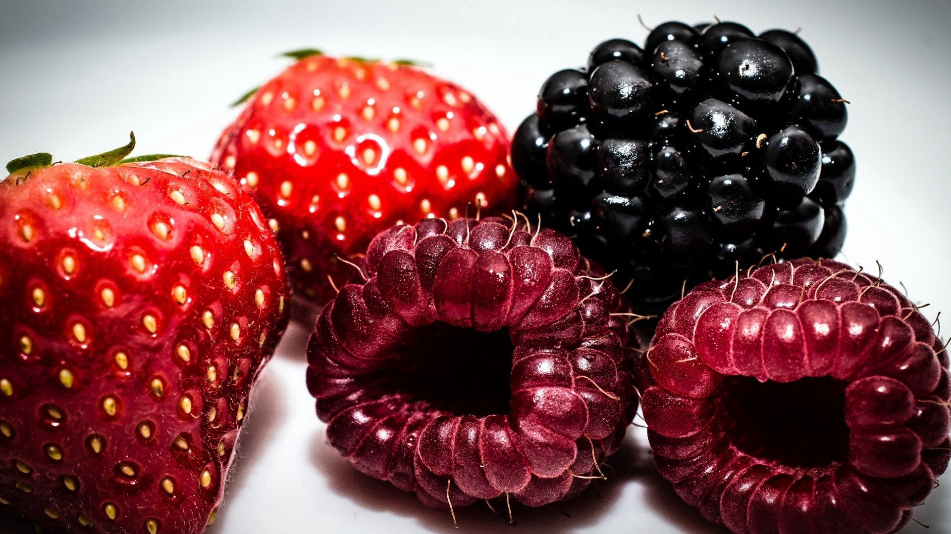 85866 Bild herunterladen erdbeere, himbeere, berries, blackberry, makro - Hintergrundbilder und Bildschirmschoner kostenlos