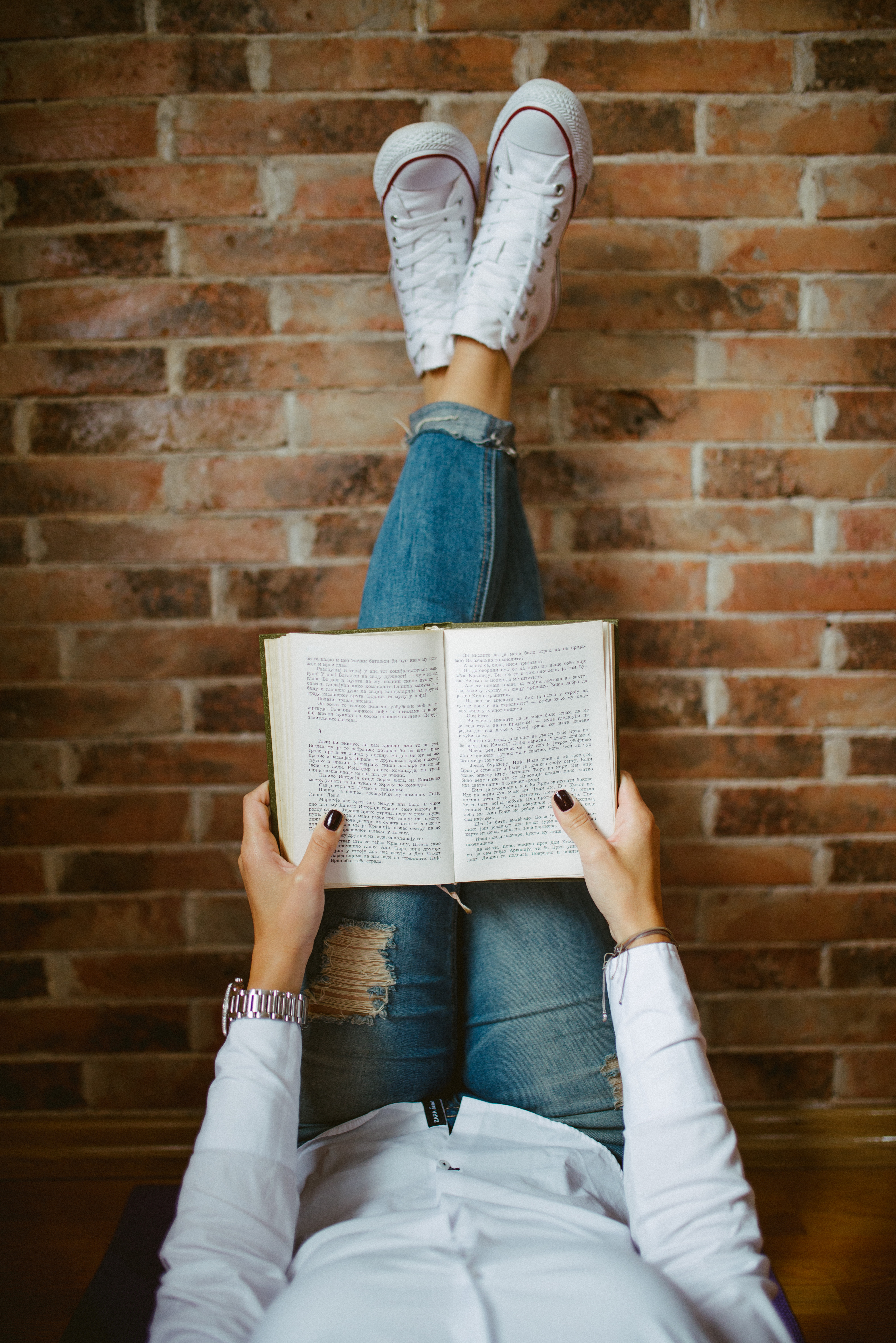 イメージを携帯電話にダウンロード 女の子 その他 雑 スニーカー 本 靴 読書 無料