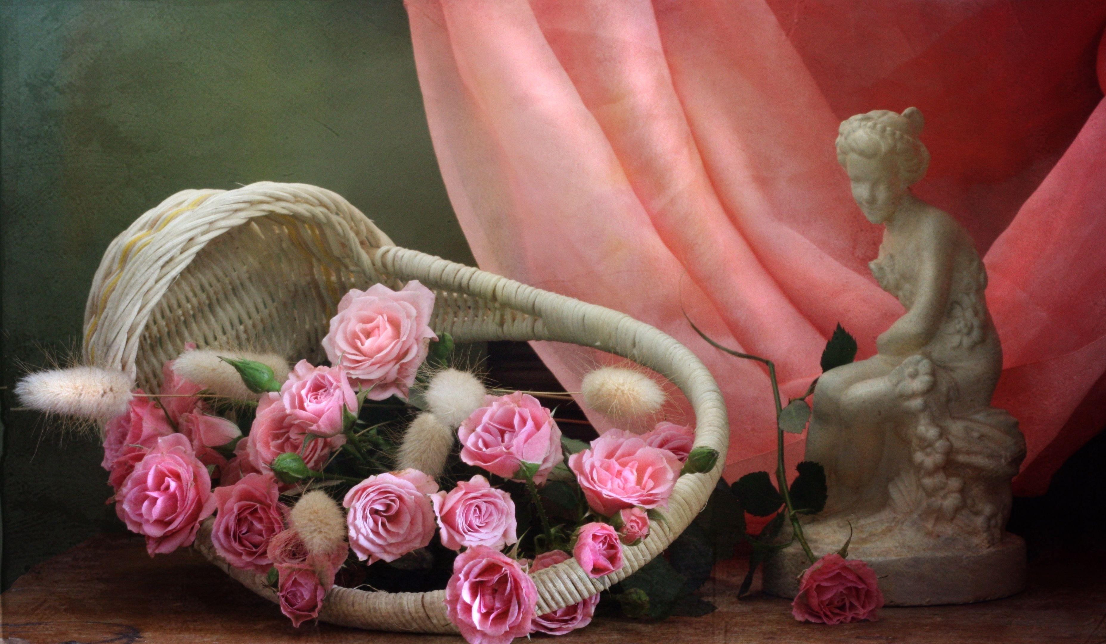 153102 завантажити шпалери квіти, рози, тканина, тканини, рожевий, статуетка, кошик, корзина, рожеві - заставки і картинки безкоштовно