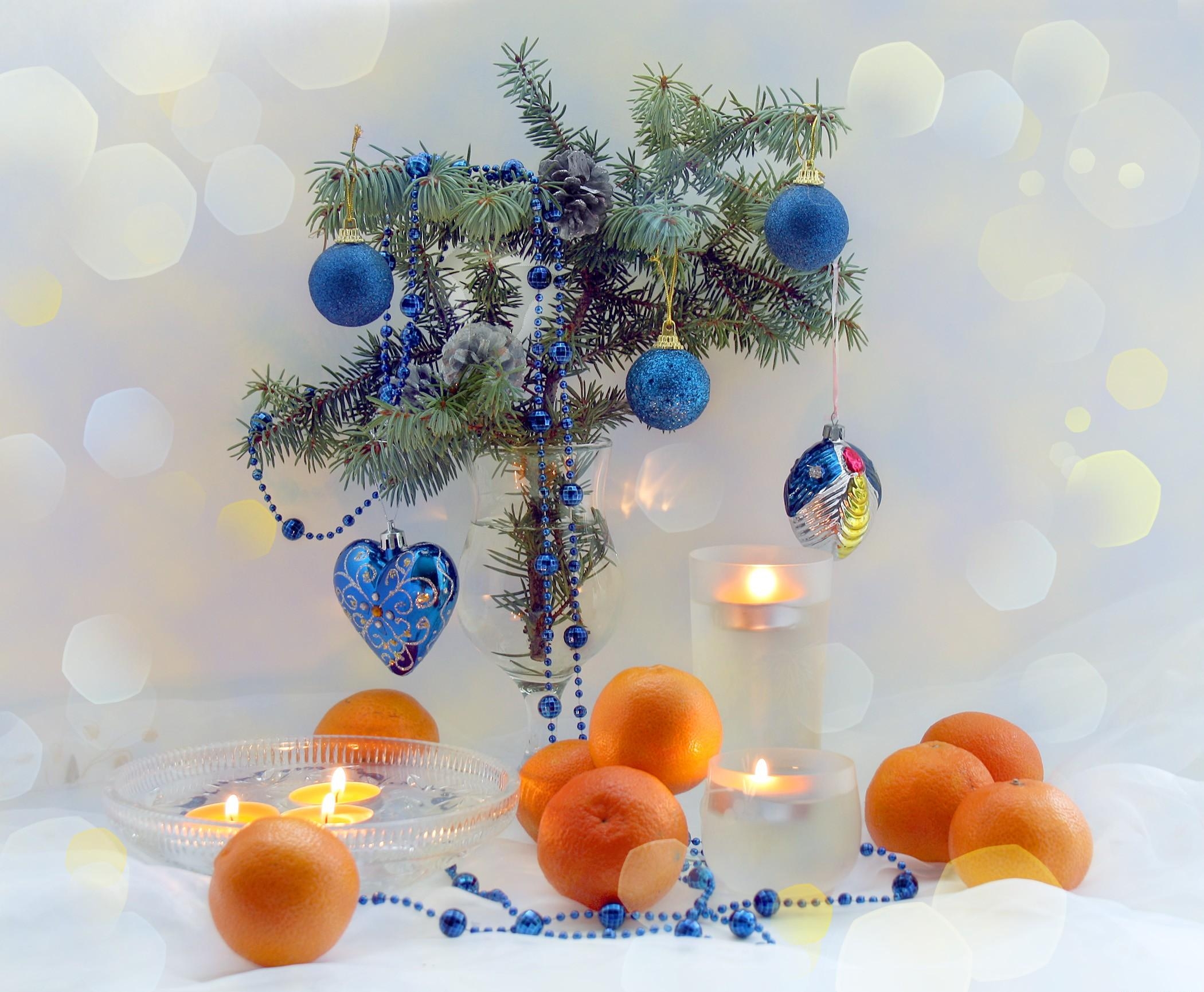 Handy-Wallpaper Feiertage, Neujahr, Kerzen, Mandarinen, Neues Jahr, Urlaub, Ast, Zweig, Weihnachtsschmuck, Weihnachtsbaum Spielzeug kostenlos herunterladen.