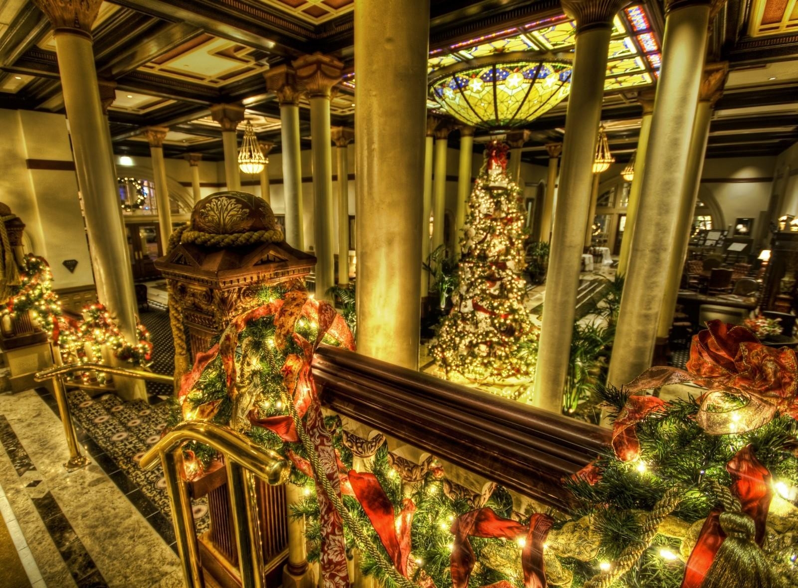 Laden Sie das Weihnachtsbaum, Feiertage, Dekoration, Weihnachten, Urlaub, Garland, Säulen, Girlanden, Spalte, Halle-Bild kostenlos auf Ihren PC-Desktop herunter