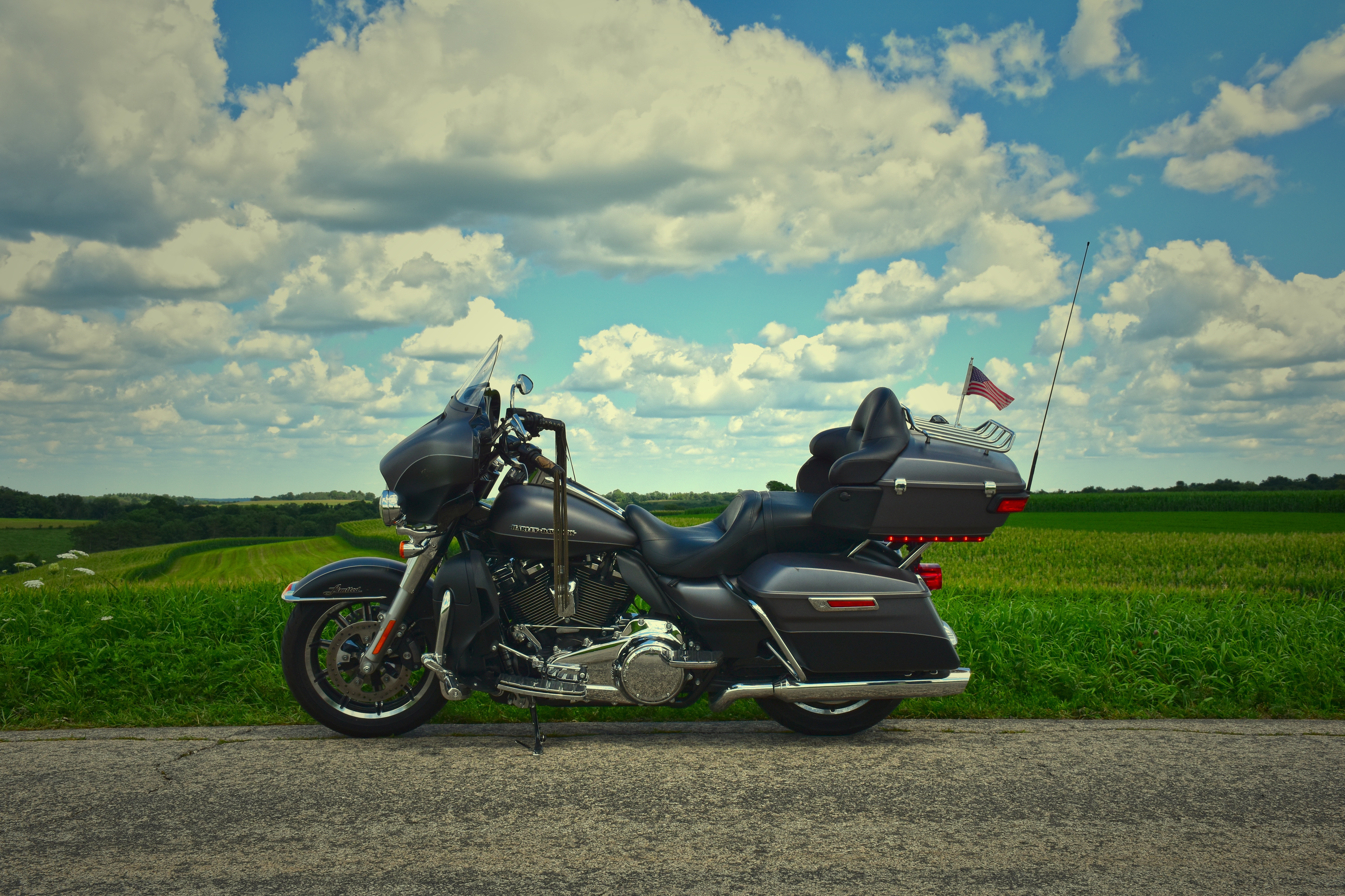 Handy-Wallpaper Clouds, Motorräder, Straße, Reise, Motorrad, Fahrrad, Harley Davidson kostenlos herunterladen.