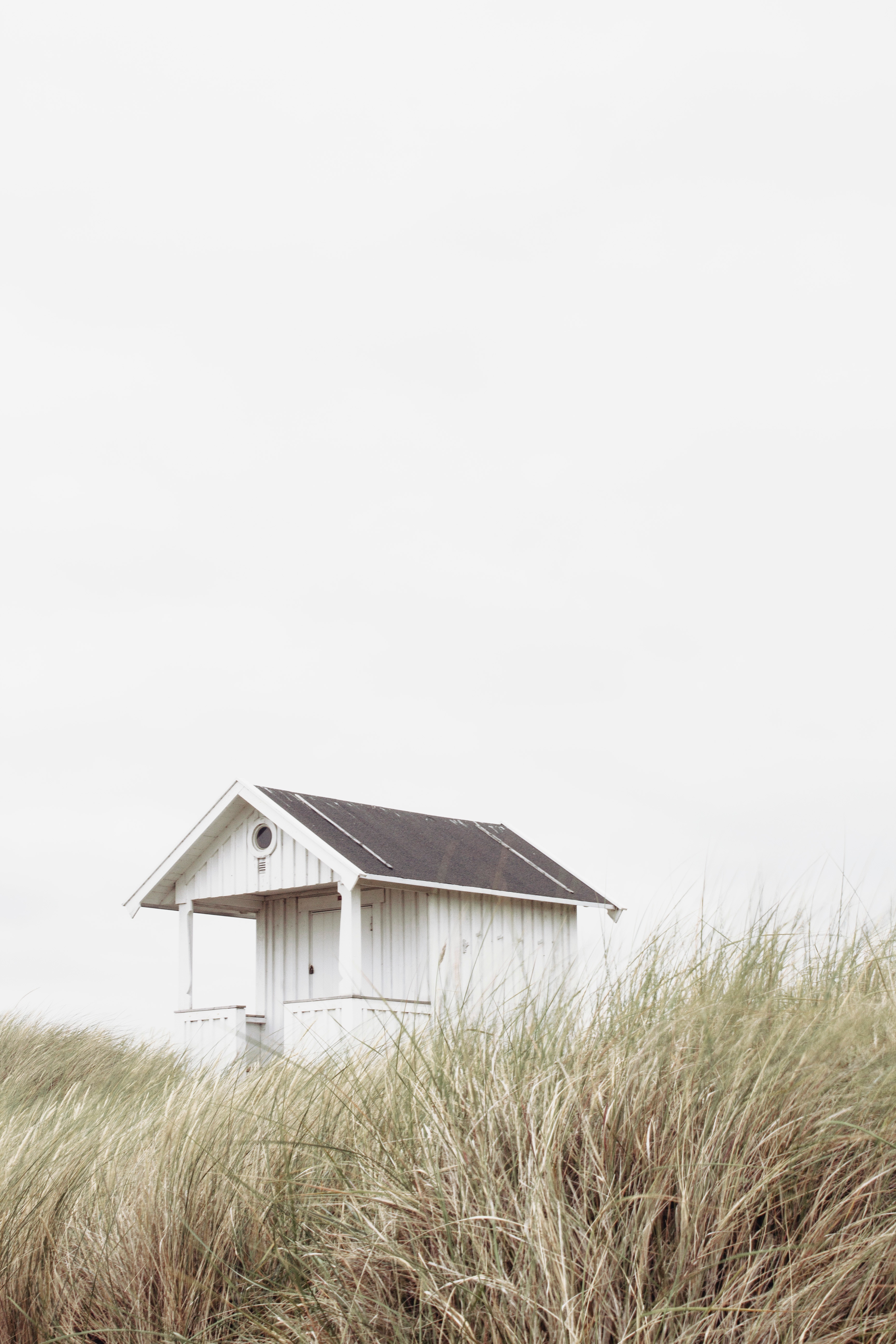 alone, lodge, grass, minimalism, small house, lonely, harmony QHD
