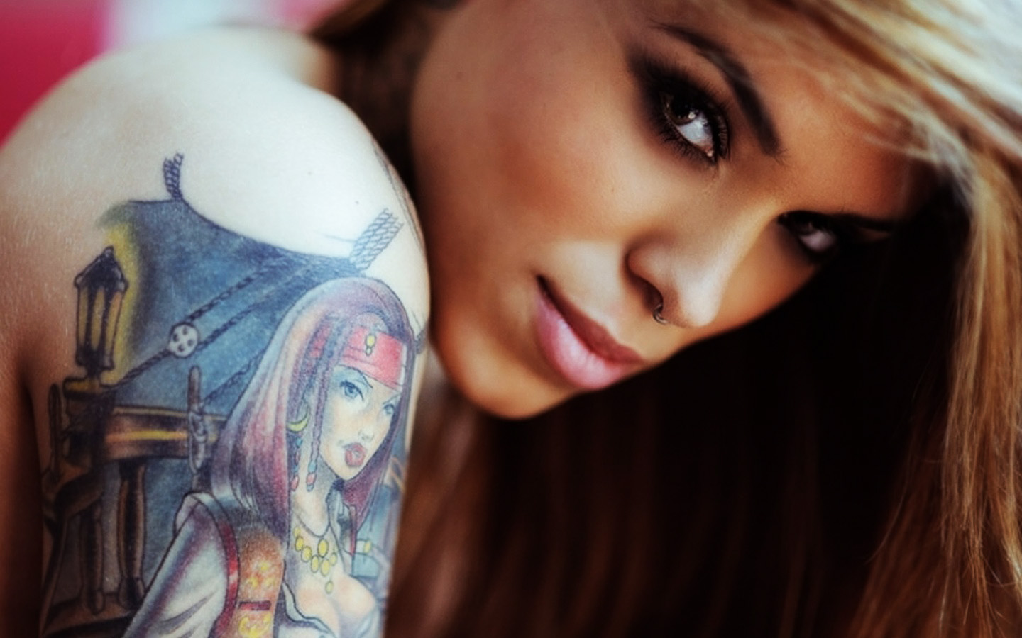 Девушка с татуировкой картина