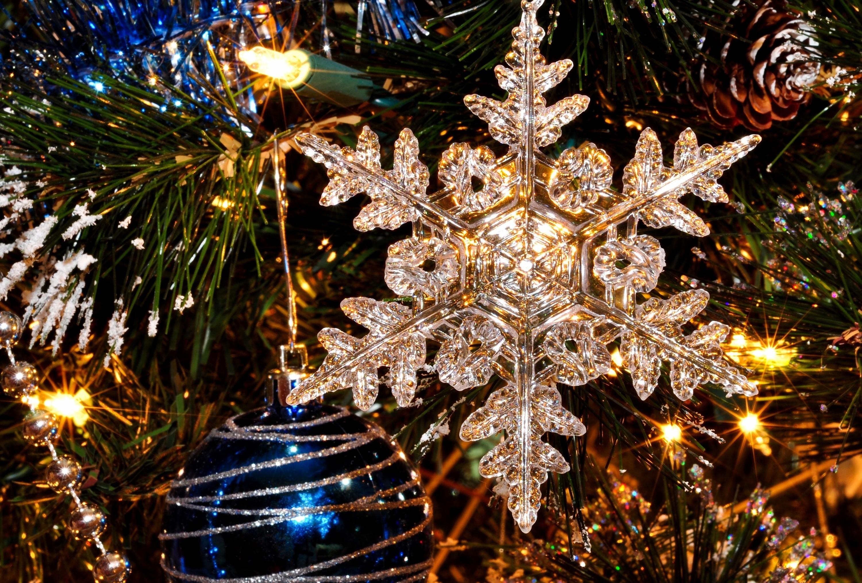 86118 descargar fondo de pantalla vacaciones, año nuevo, día festivo, de cerca, primer plano, decoraciones de navidad, juguetes de árbol de navidad, árbol de navidad, copo de nieve: protectores de pantalla e imágenes gratis