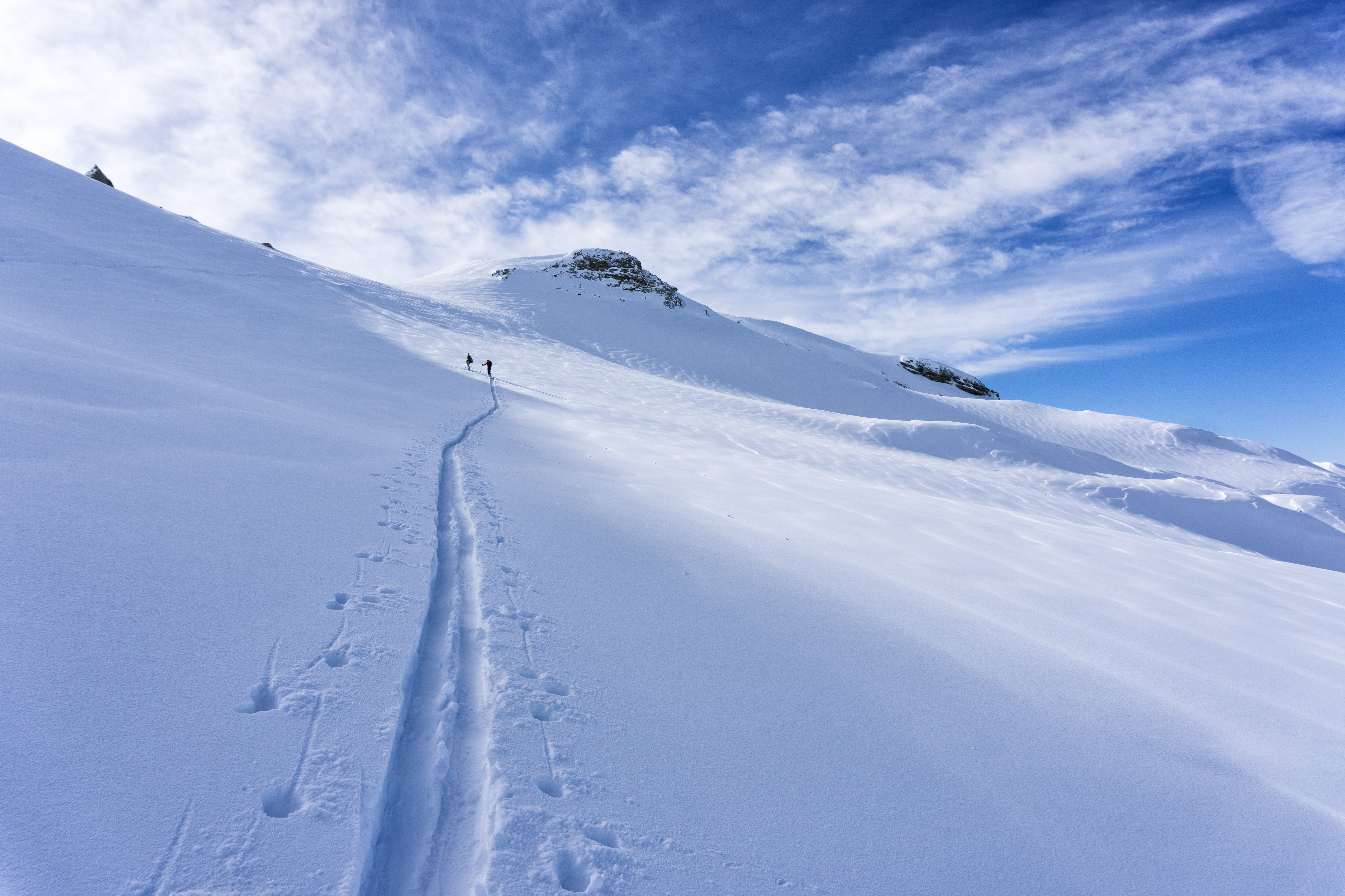 Laden Sie das Natur, Schnee, Berg, Silhouetten, Steigung, Spur, Skifahrer-Bild kostenlos auf Ihren PC-Desktop herunter
