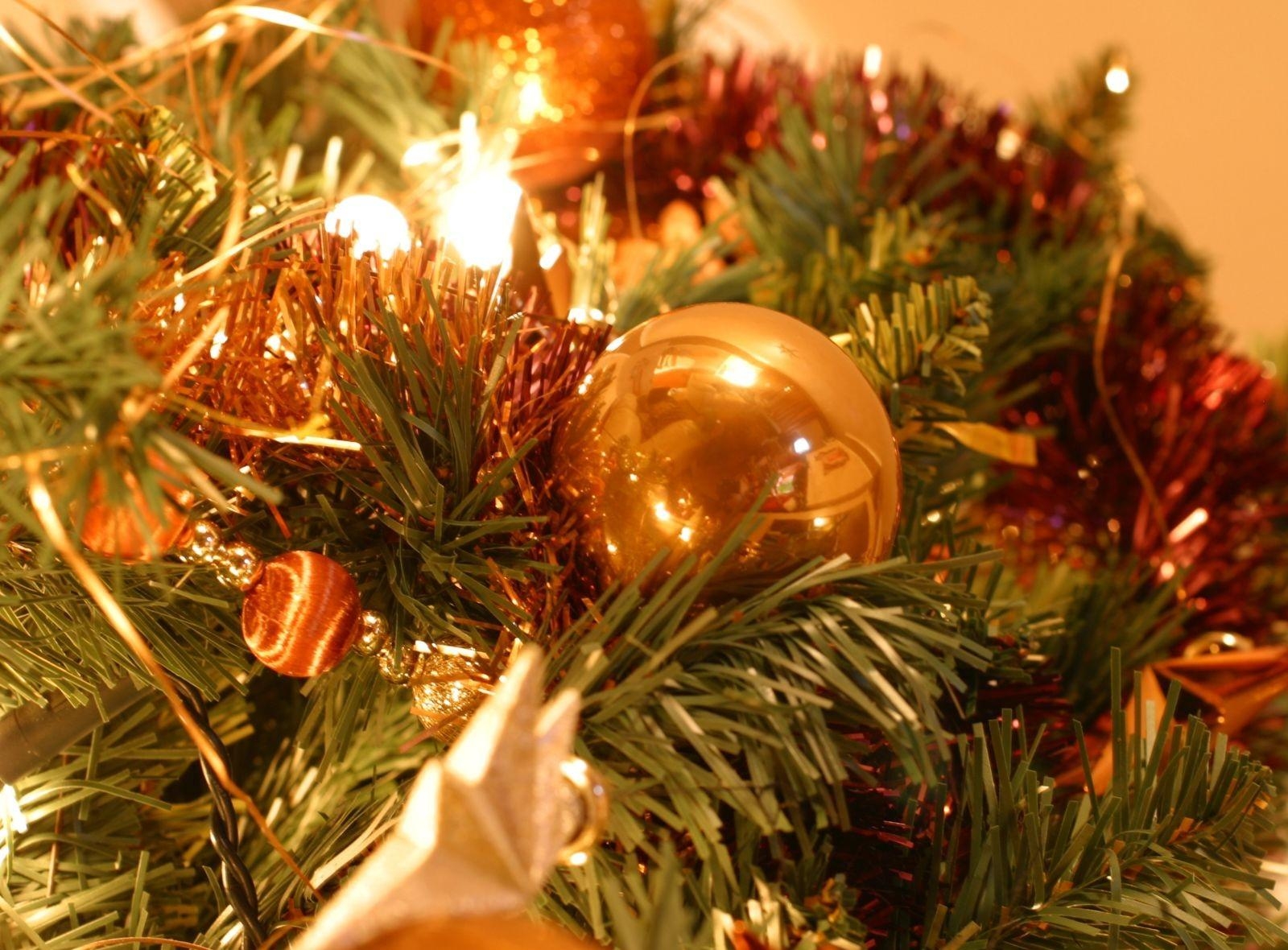 tinsel, close up, christmas decorations, branch Balls Full HD Wallpaper