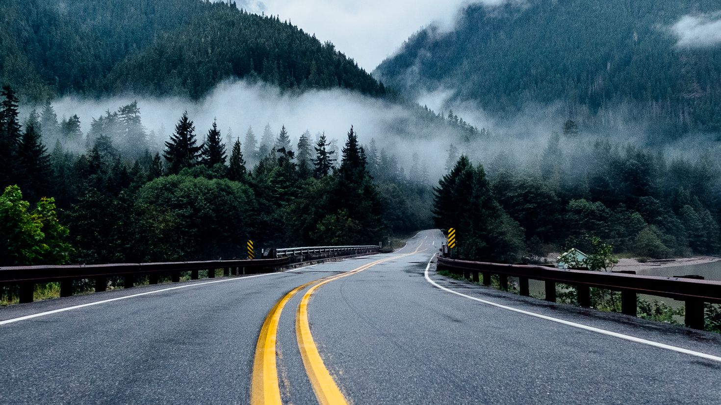 64415 скачать картинку дорога, природа, горы, поворот, разметка, туман - об...