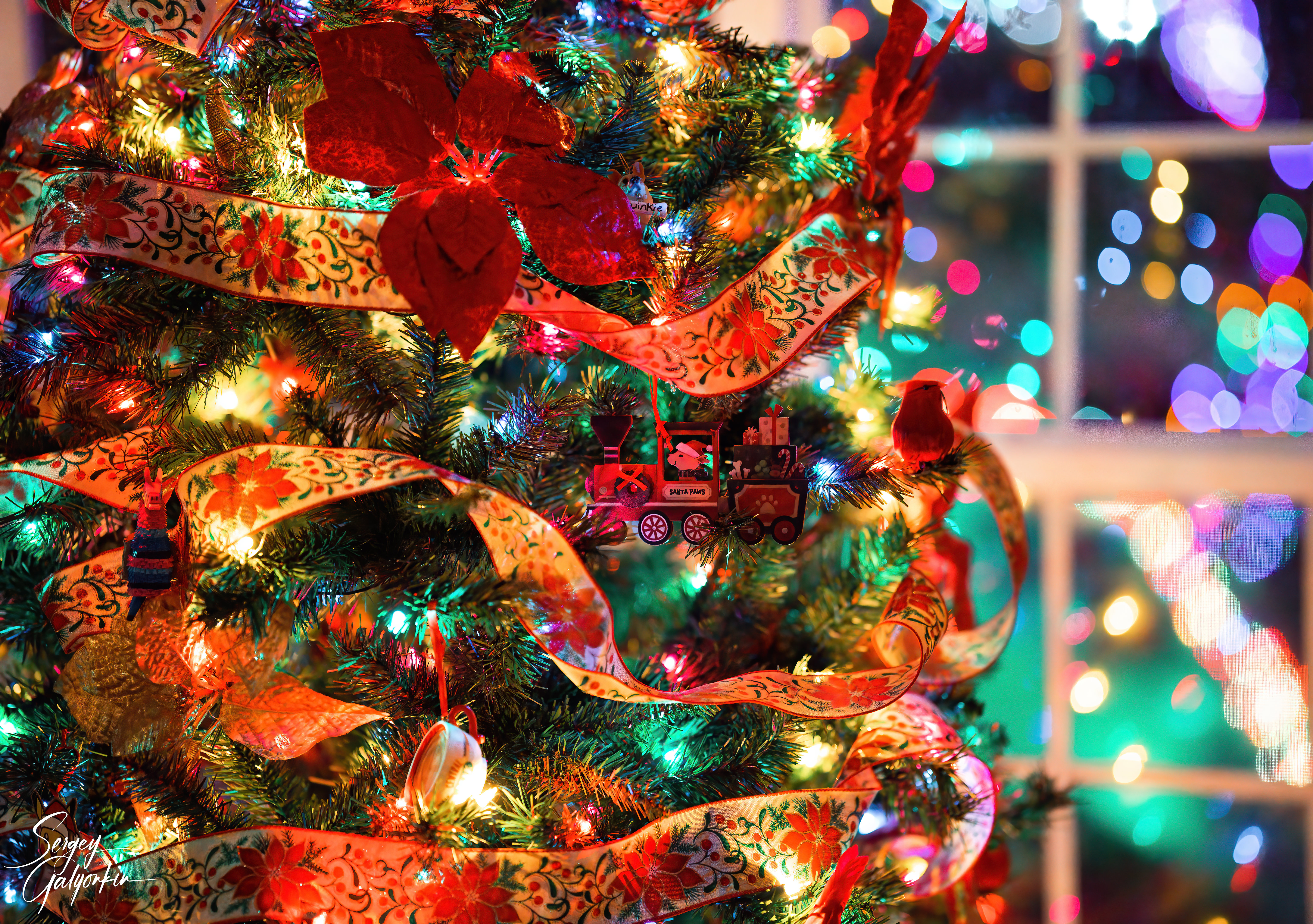 お使いの携帯電話の92100スクリーンセーバーと壁紙装飾。 新年, クリスマスツリー, 祝日, 装飾, トイズ, クリスマス, 花輪, 花冠の写真を無料でダウンロード