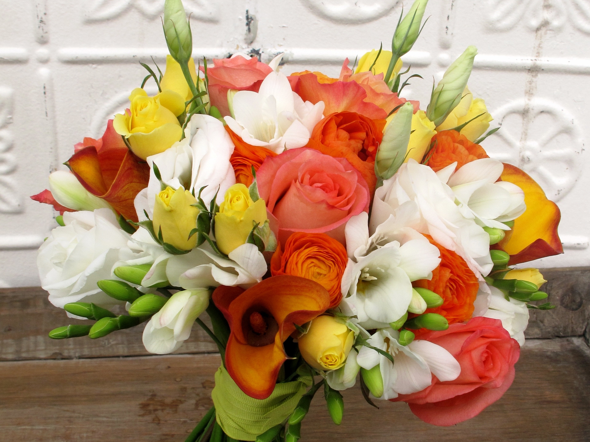 Handy-Wallpaper Blumen, Roses, Schönheit, Strauß, Bouquet, Calla, Knospen, Callas kostenlos herunterladen.