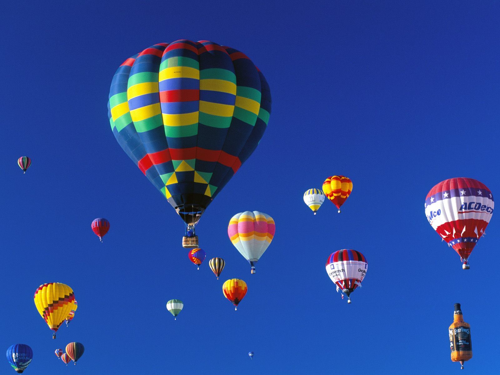 21324 Hintergrundbild herunterladen transport, sky, luftballons, blau - Bildschirmschoner und Bilder kostenlos