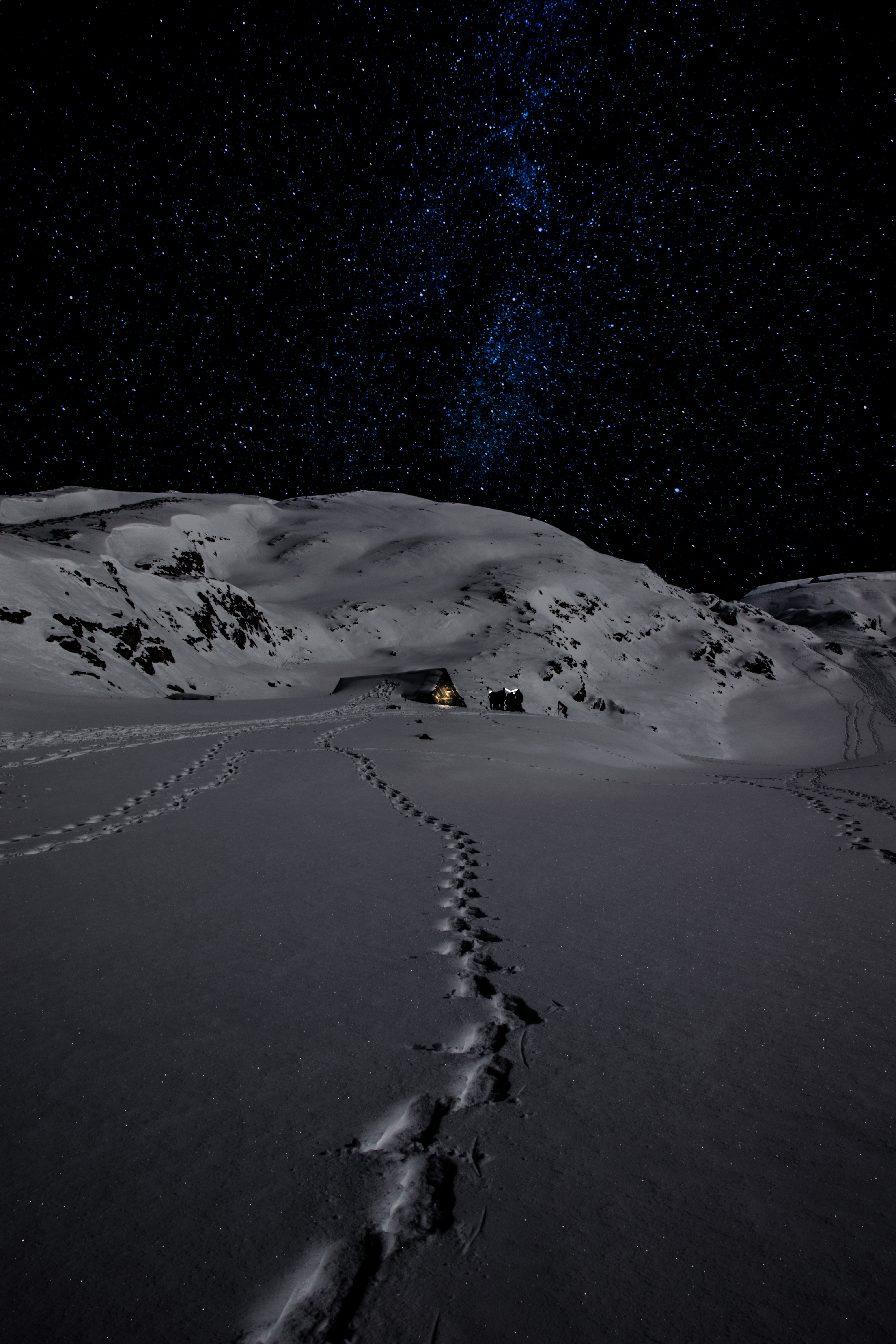 77654 Hintergrundbild herunterladen winter, schnee, natur, mountains, übernachtung, spuren - Bildschirmschoner und Bilder kostenlos