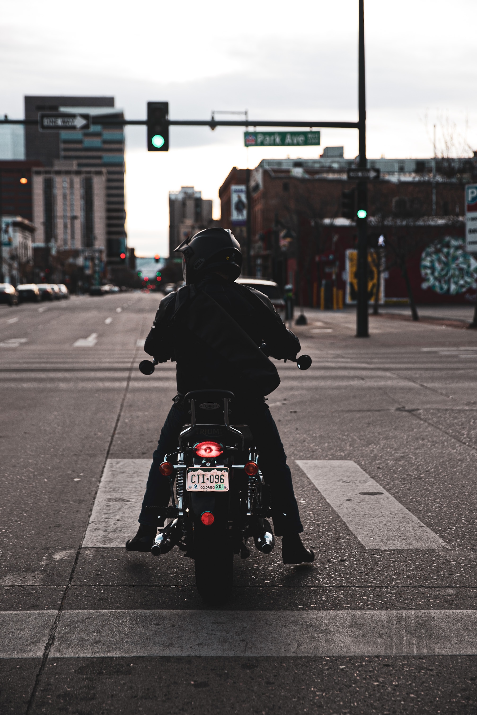 154715 Hintergrundbild herunterladen motorräder, schwarz, straße, das schwarze, motorradfahrer, motorrad, biker - Bildschirmschoner und Bilder kostenlos