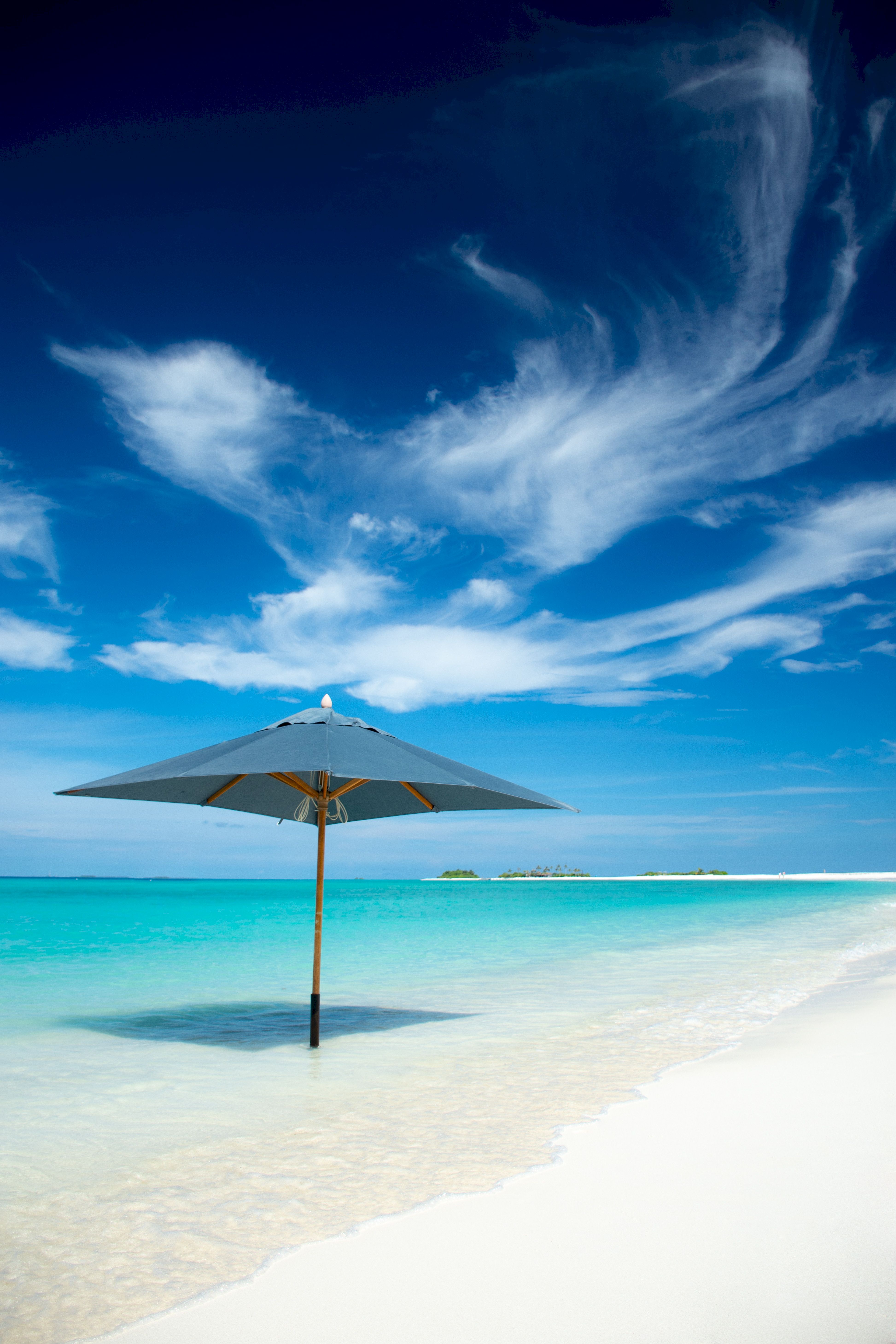 ocean, tropics, nature, clouds, horizon, shore, bank, umbrella Smartphone Background