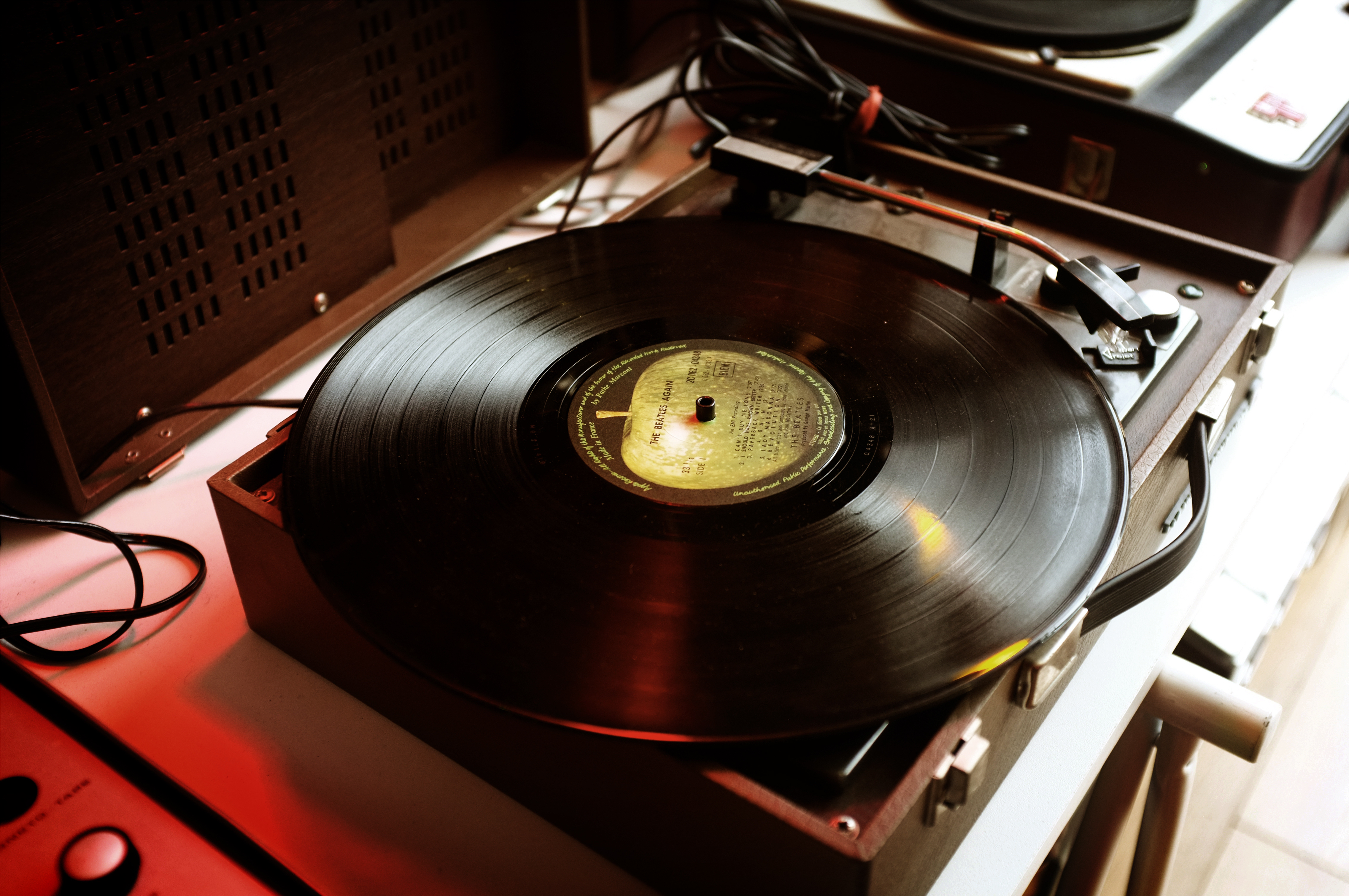 51504 download wallpaper music, plate, vinyl player screensavers and pictures for free