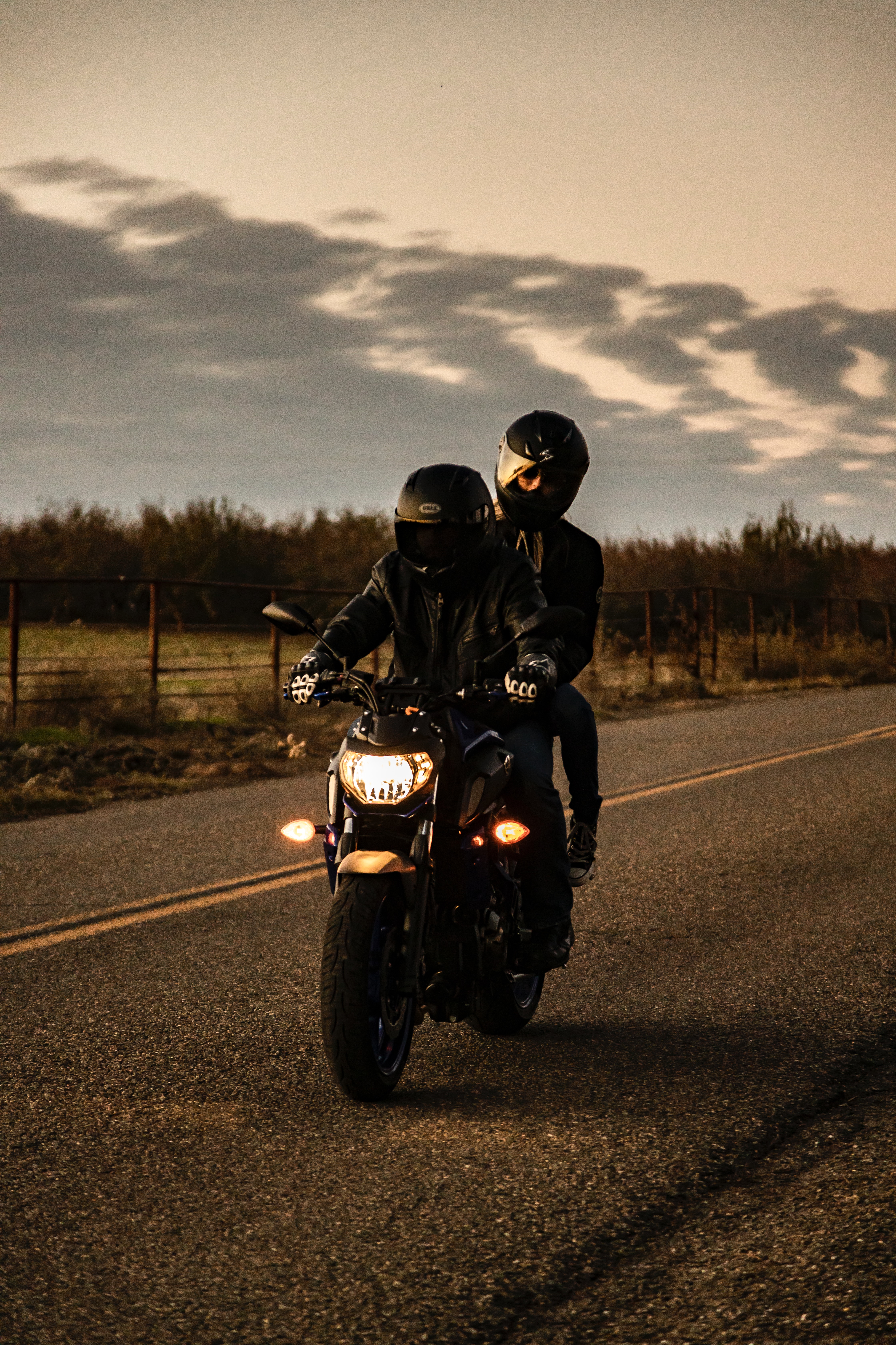 79998 Hintergrundbild herunterladen motorräder, schwarz, straße, das schwarze, motorrad, fahrrad, biker - Bildschirmschoner und Bilder kostenlos
