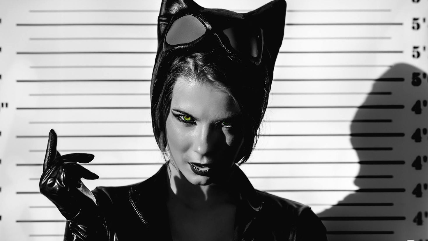 Красивая женщина кошка. Catwoman Холли Берри. Холли Берри женщина кошка. Фотосессия в образе кошки. Образ женщины кошки.