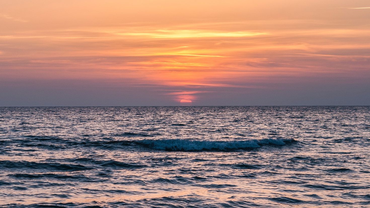 Месяцев моря. Черное море Горизонт. Шапка море. Ровное море. Шапка для ютуба море.