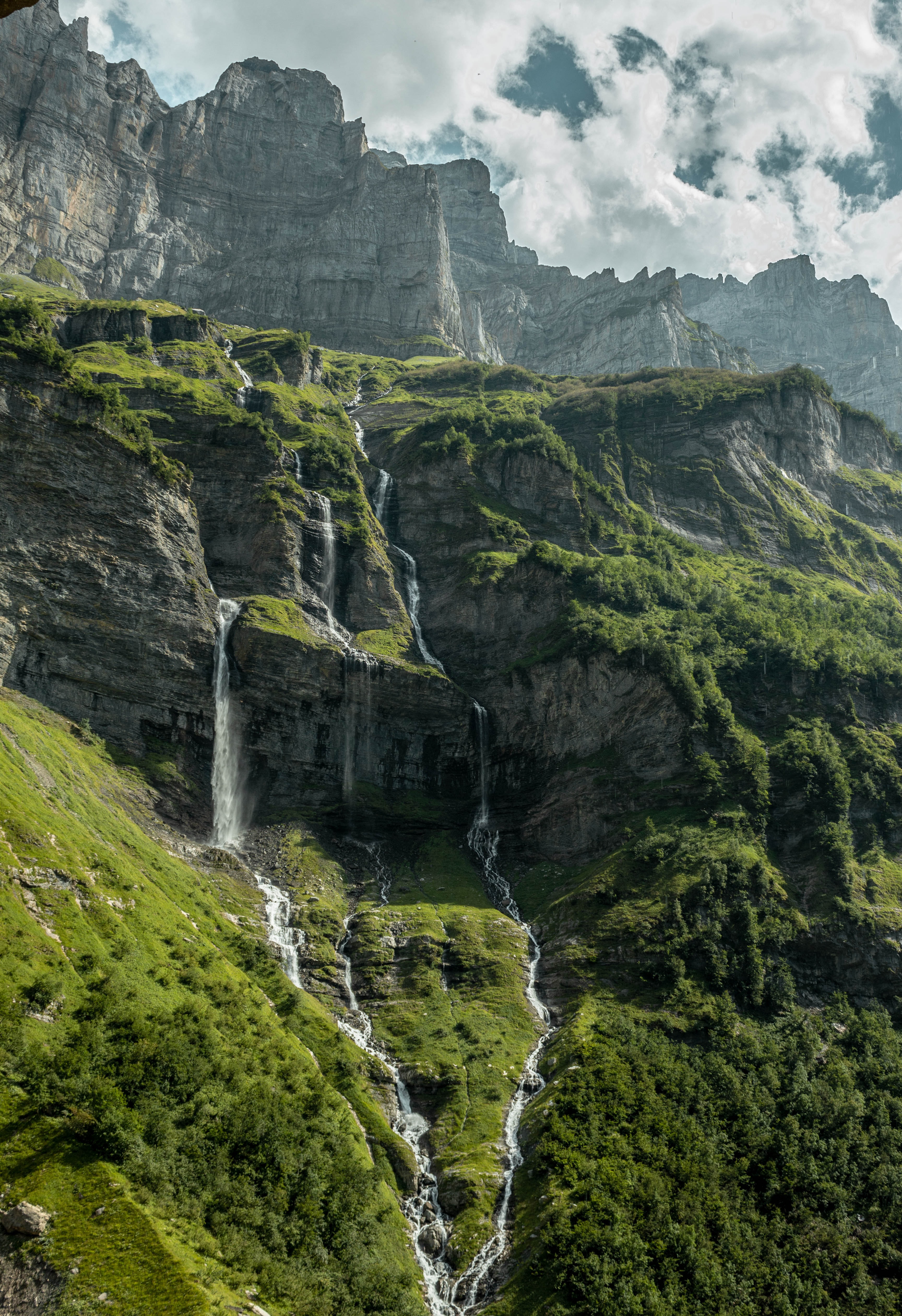 109612 скачать обои склон, скала, водопад, природа, деревья - заставки и картинки бесплатно