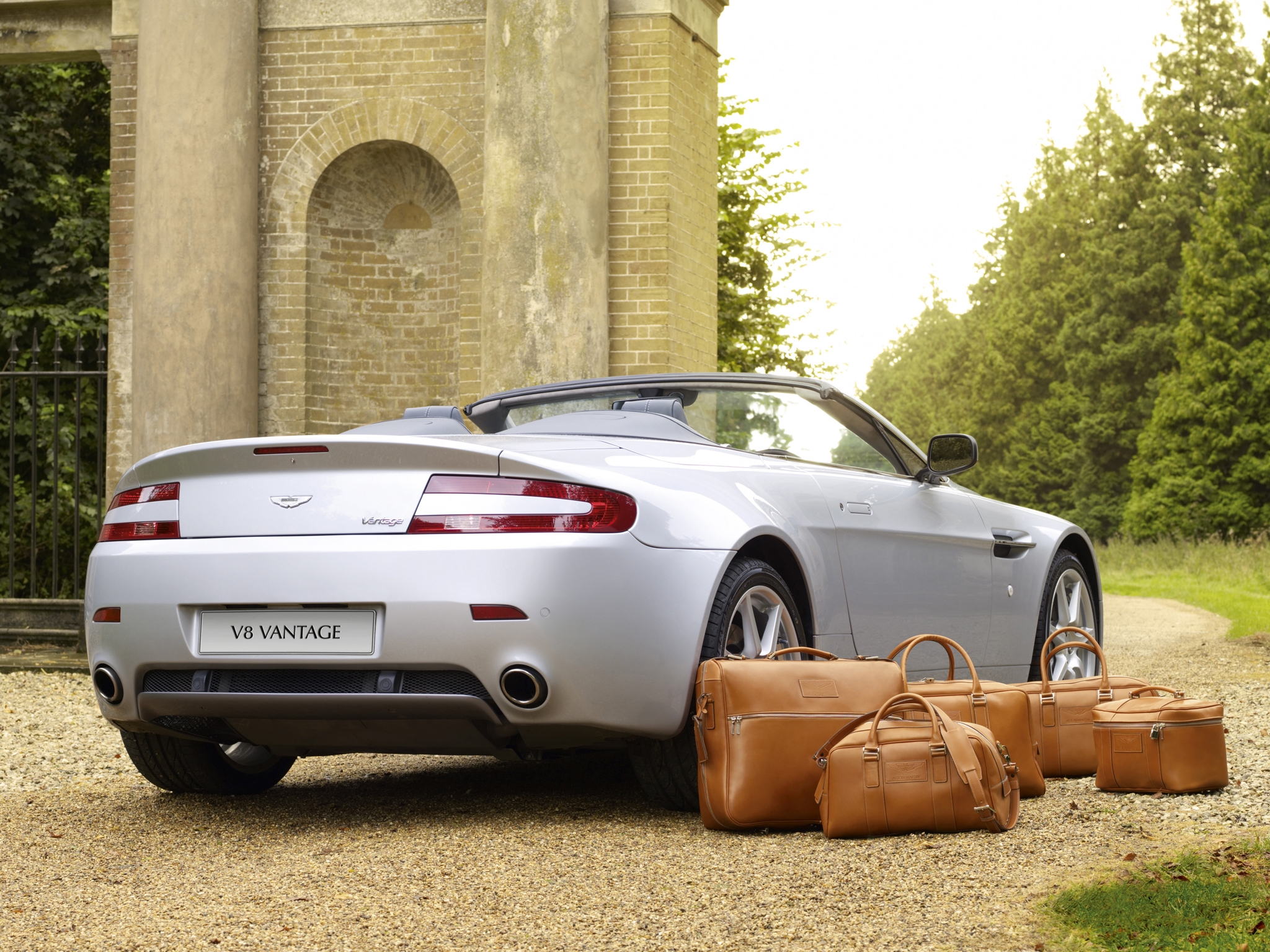 Handy-Wallpaper Natur, Aston Martin, Cars, Rückansicht, Stil, 2008, Silber, V8, Vorteil, Vantage kostenlos herunterladen.