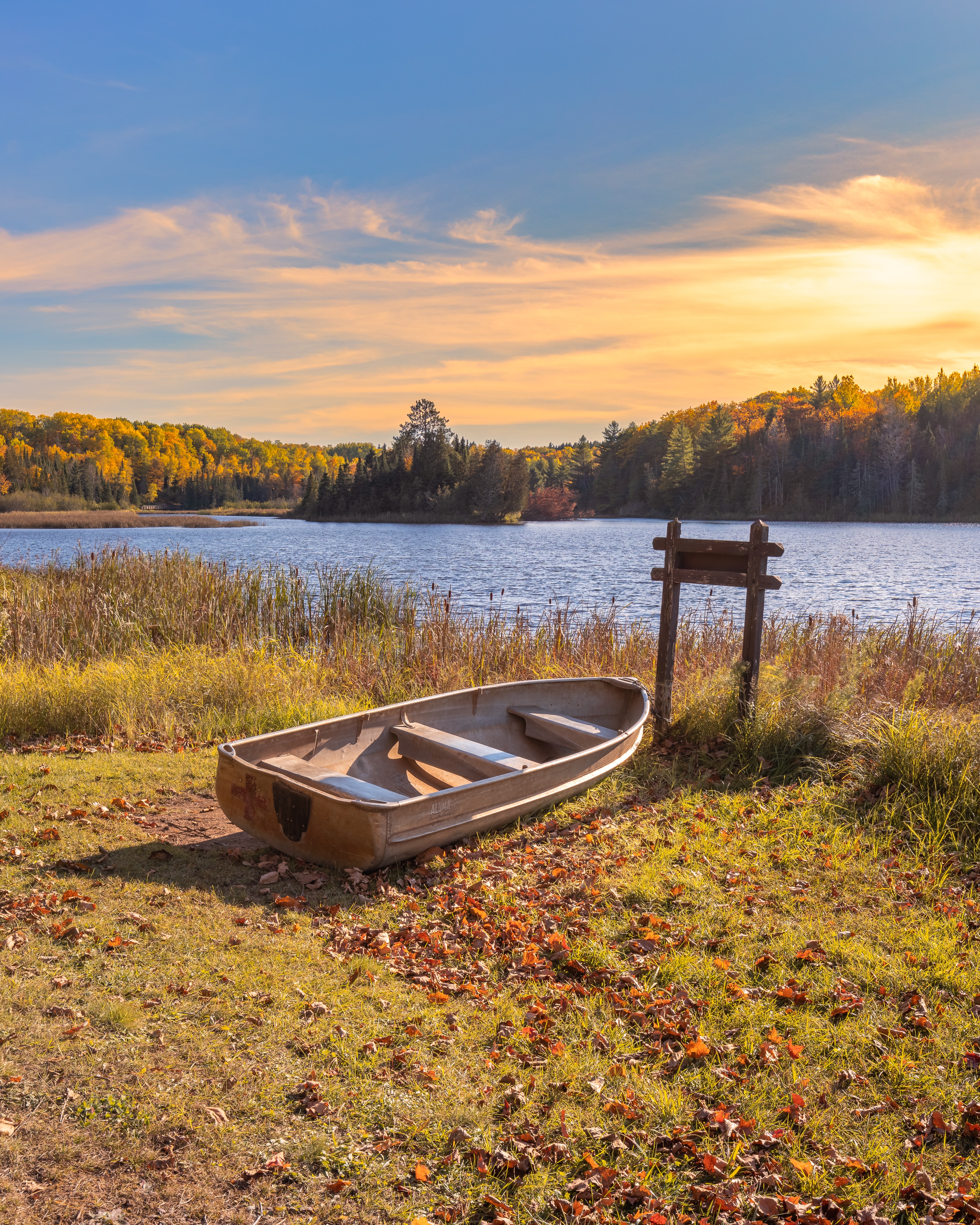 138830 Заставки и Обои Лодка на телефон. Скачать осень, деревья, природа, озеро картинки бесплатно