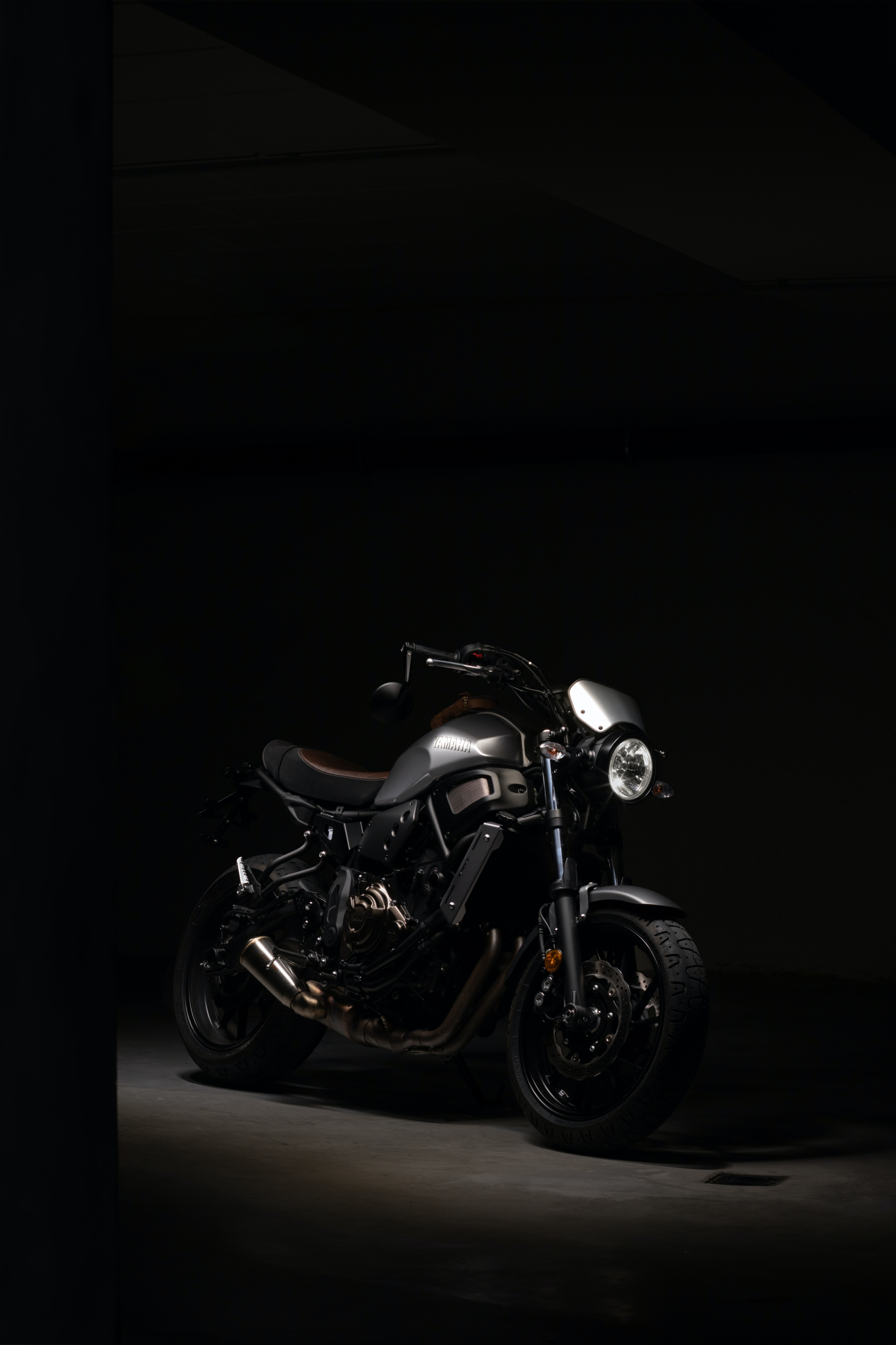 117572 baixar papel de parede motocicletas, escuro, farol, motocicleta - protetores de tela e imagens gratuitamente