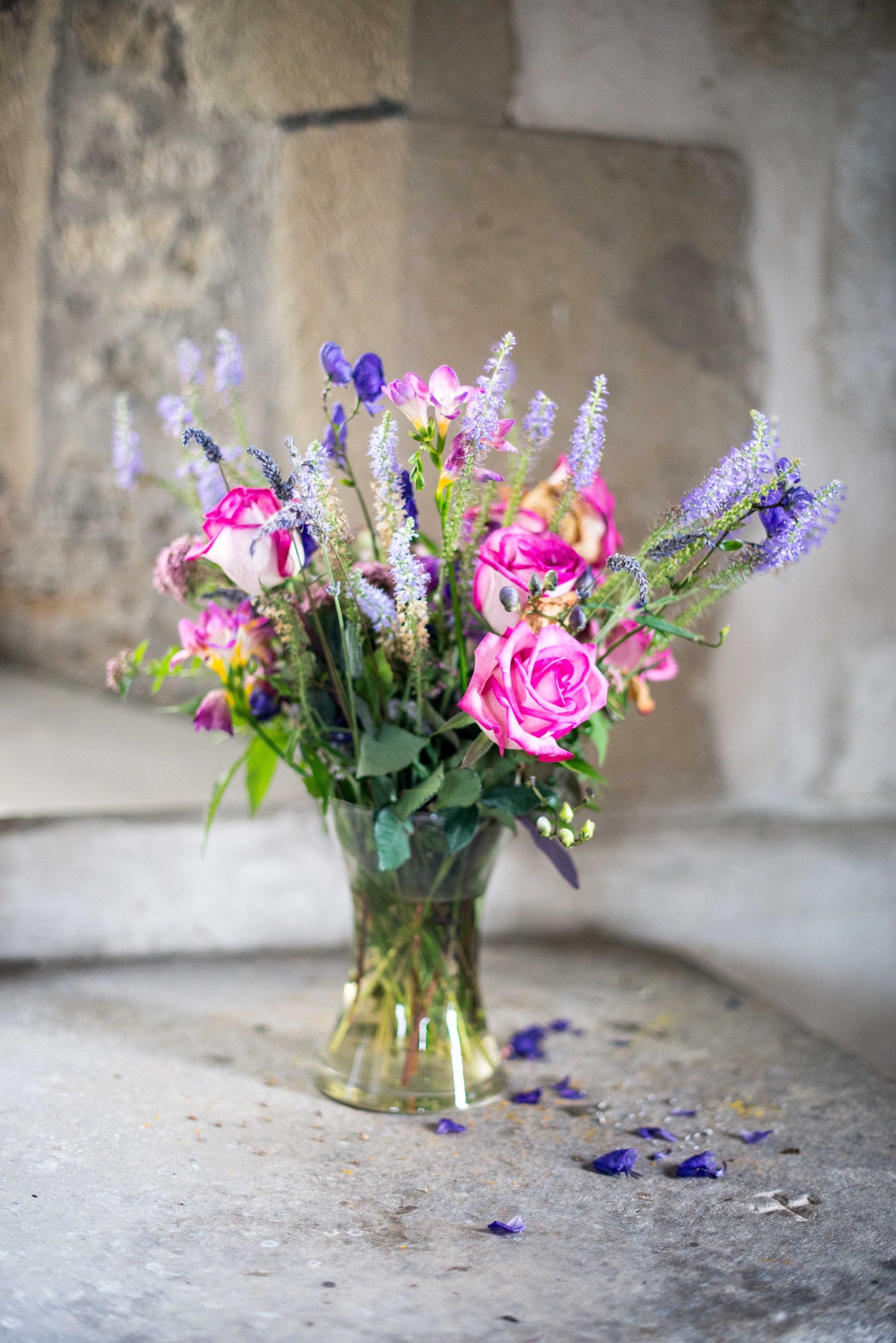 Laden Sie das Blumen, Rose, Strauß, Bouquet, Vase, Lavendel-Bild kostenlos auf Ihren PC-Desktop herunter