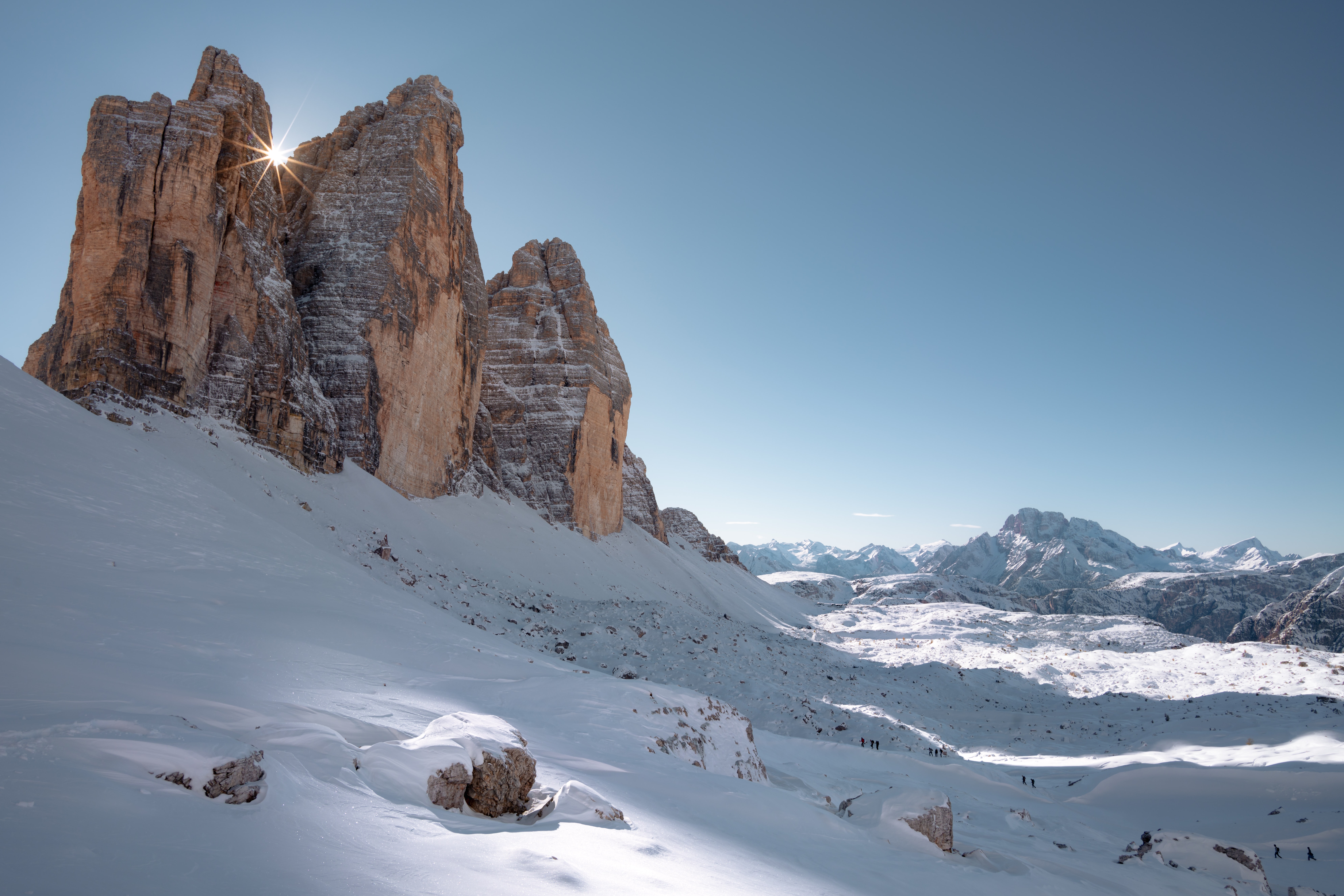 143619 Hintergrundbild herunterladen mountains, winter, natur, sun, schnee, felsen, die steine - Bildschirmschoner und Bilder kostenlos