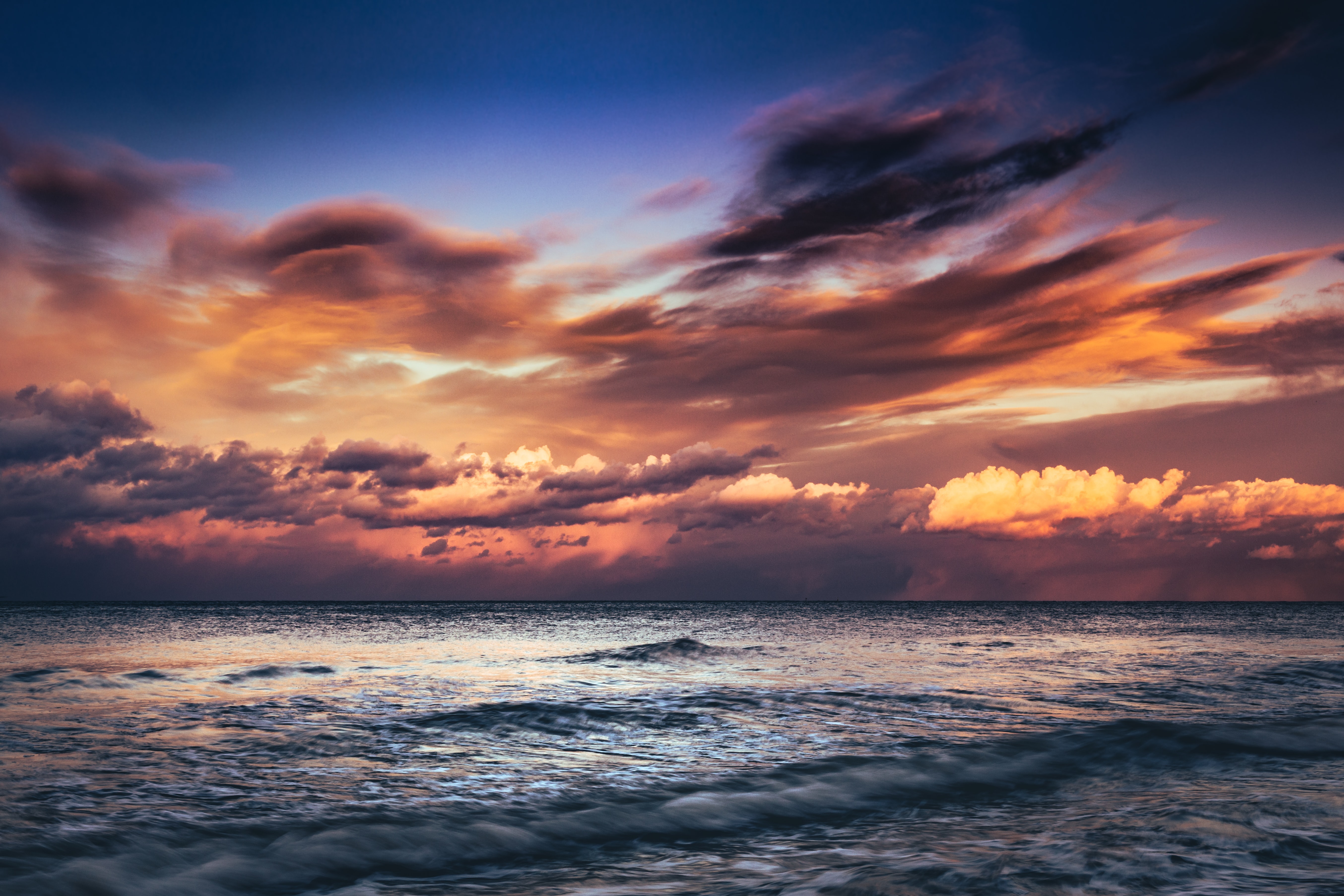 136049 Hintergrundbild herunterladen clouds, natur, sunset, sea, waves, dämmerung, twilight - Bildschirmschoner und Bilder kostenlos
