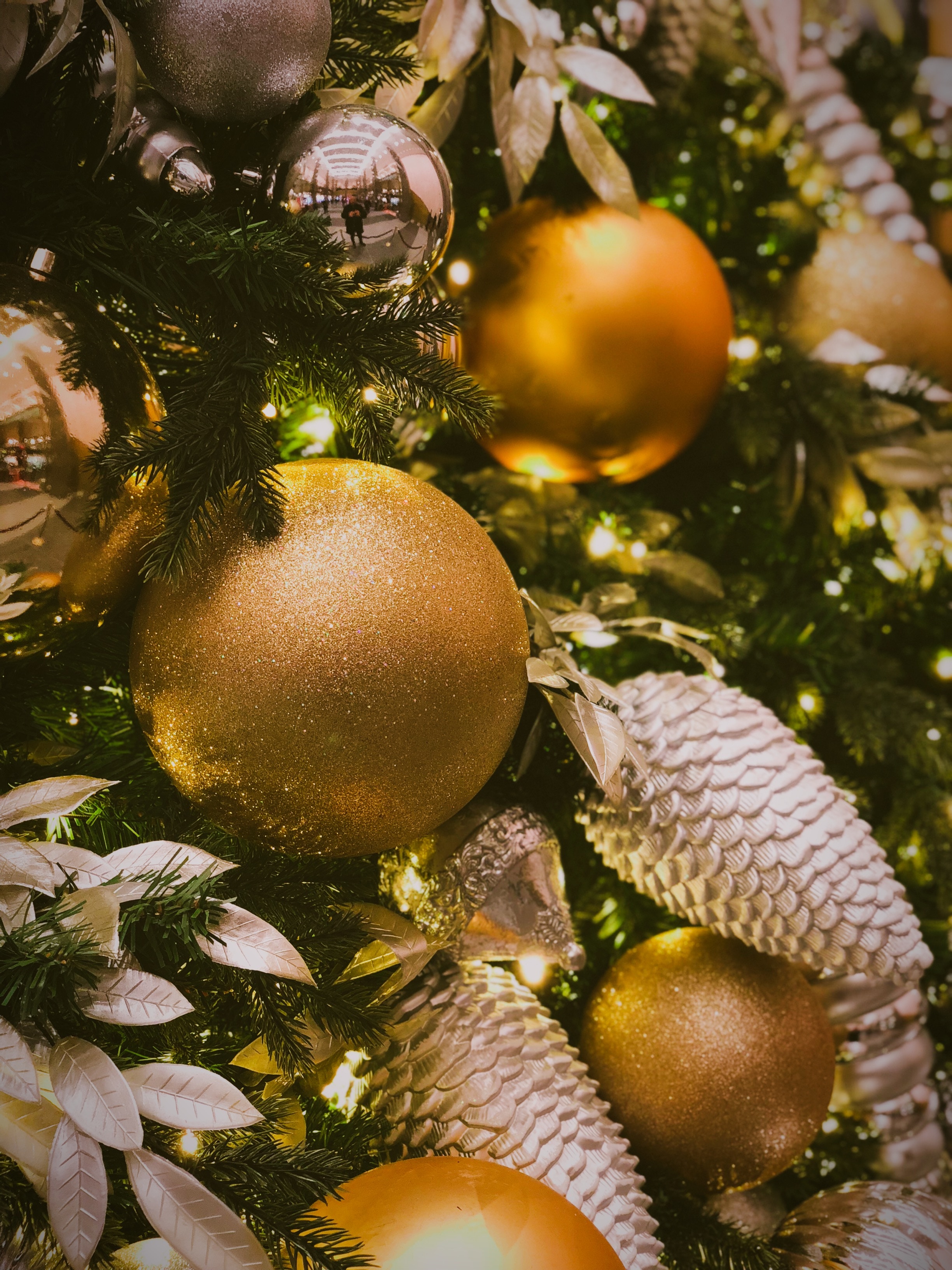 99339 descargar fondo de pantalla brillar, vacaciones, brillo, bola, pelota, decoración, decoraciones de navidad, juguetes de árbol de navidad: protectores de pantalla e imágenes gratis