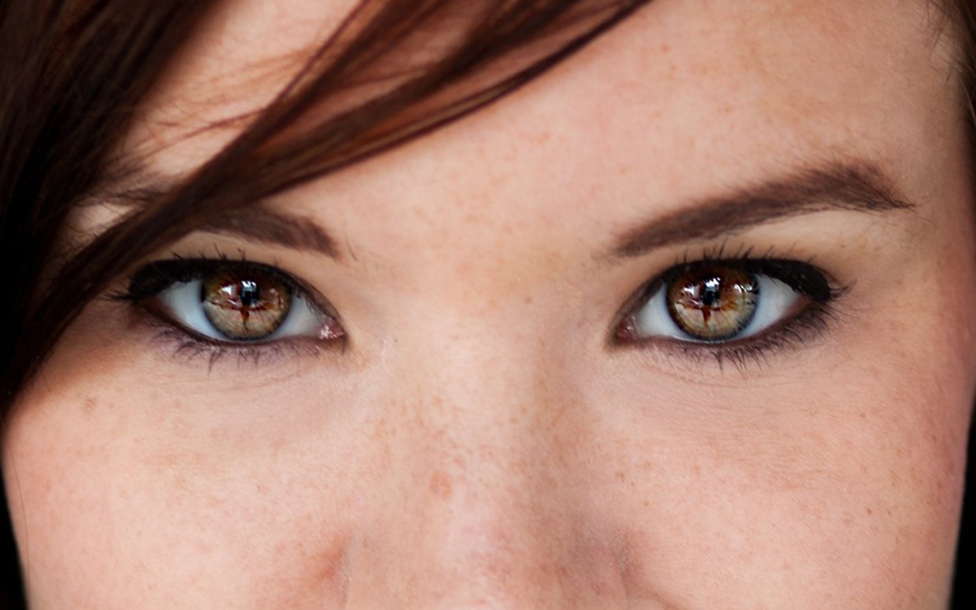Фото женского глаза одного крупным планом