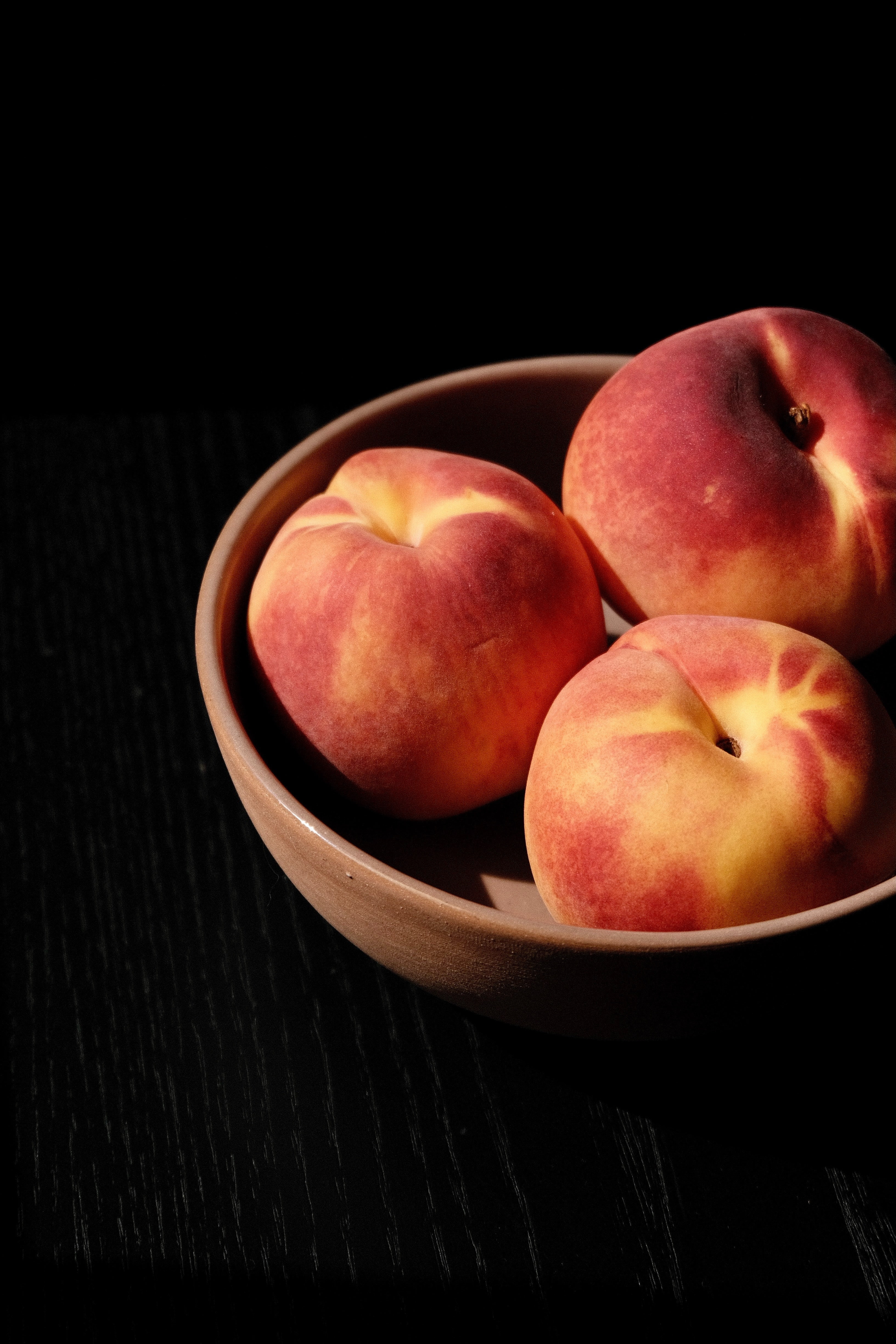 85424 download wallpaper fruits, food, peaches, table, plate screensavers and pictures for free