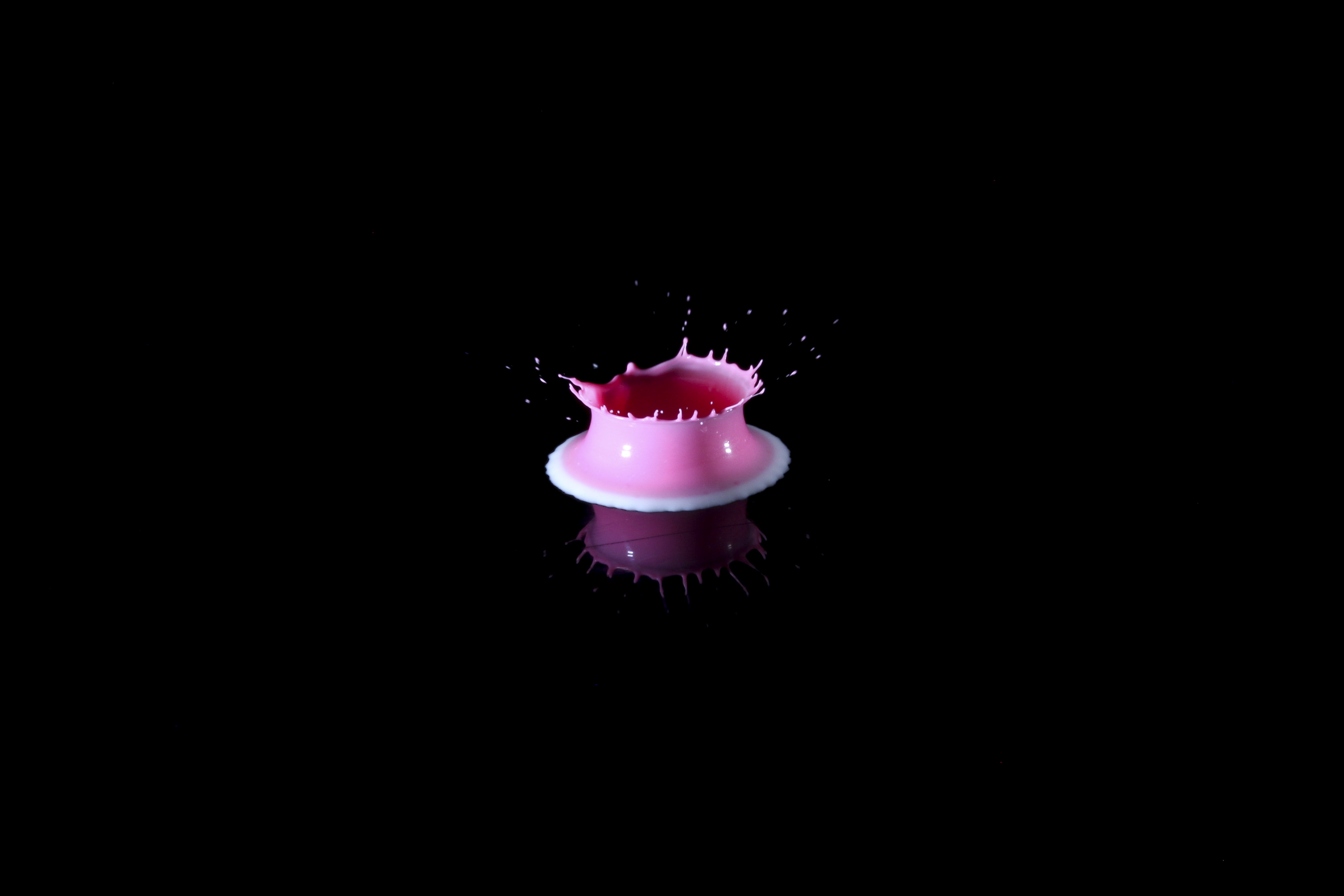 60059 Hintergrundbild herunterladen rosa, reflexion, makro, sprühen, spray, spritzen, splash, farbe, fallen, ein tropfen, drop - Bildschirmschoner und Bilder kostenlos