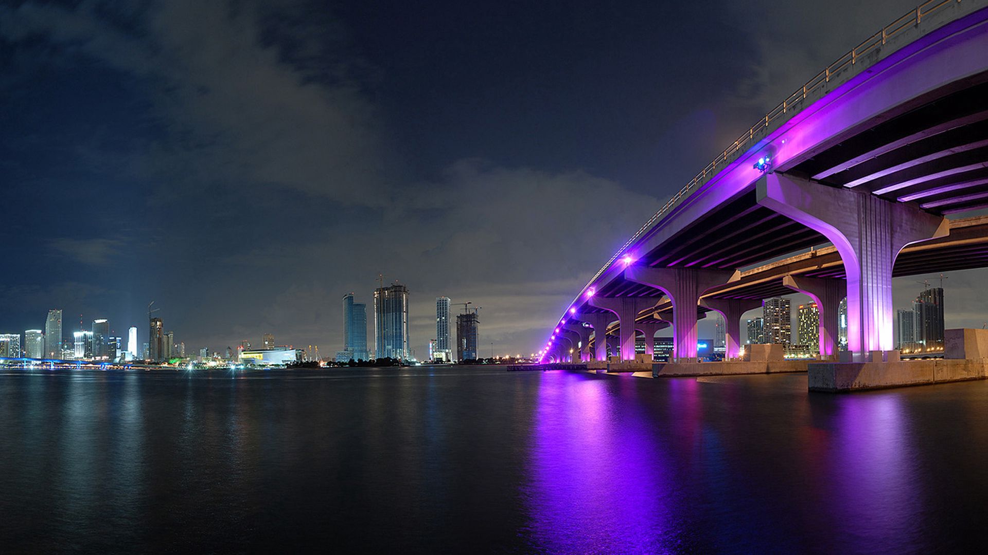 Handy-Wallpaper Brücke, Städte, Übernachtung, Gebäude, Ozean, Miami kostenlos herunterladen.