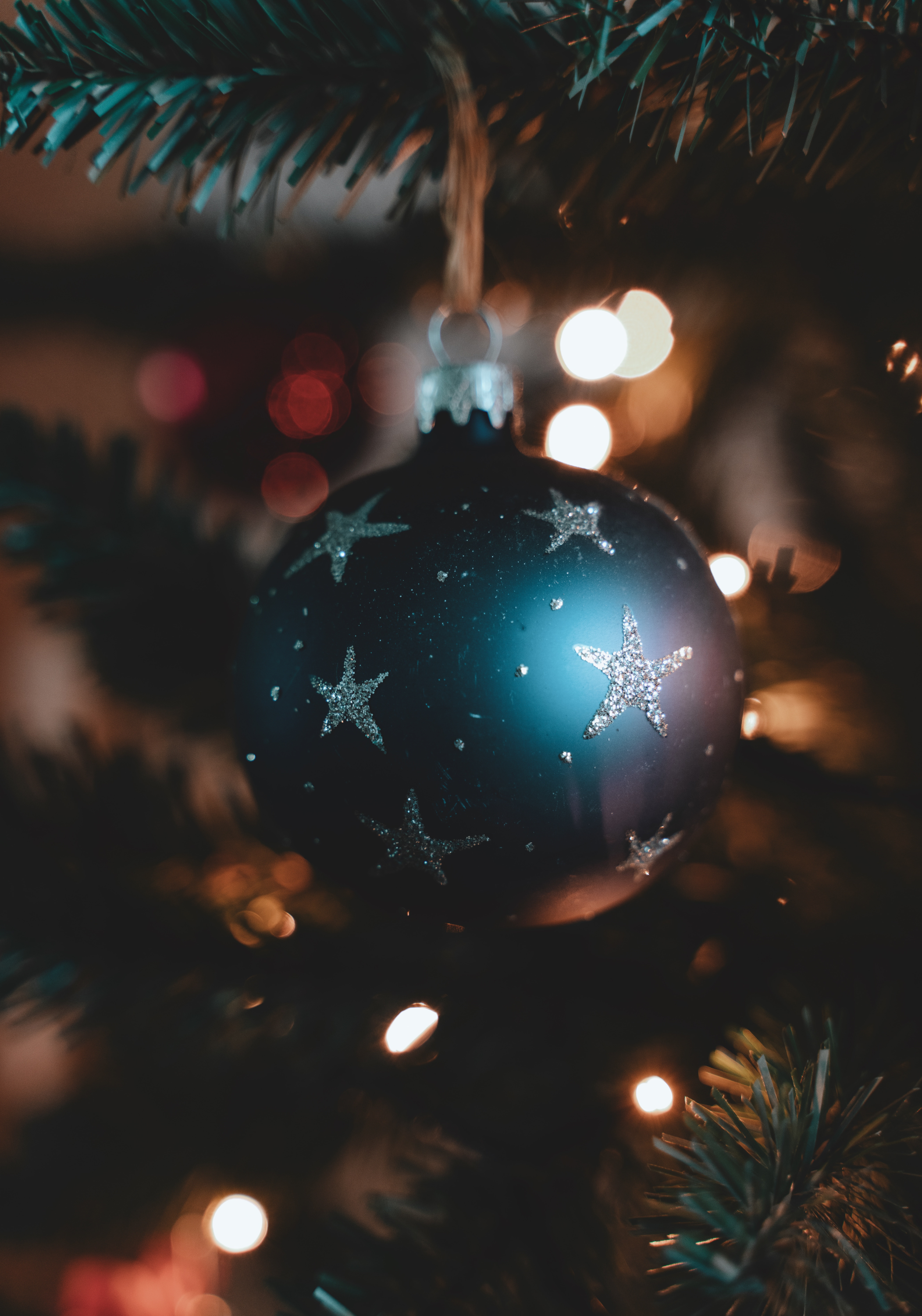 Handy-Wallpaper Neues Jahr, Feiertage, Neujahr, Dekoration, Weihnachten, Ball, Weihnachtsbaum kostenlos herunterladen.