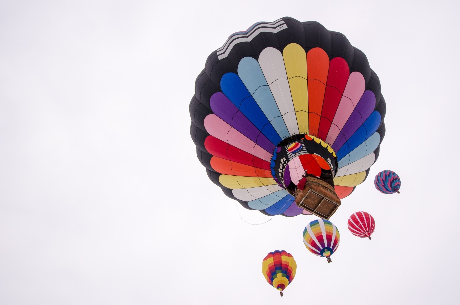 154524 Bild herunterladen ballon, sky, verschiedenes, sonstige, mehrfarbig, motley, flug, luftballon - Hintergrundbilder und Bildschirmschoner kostenlos