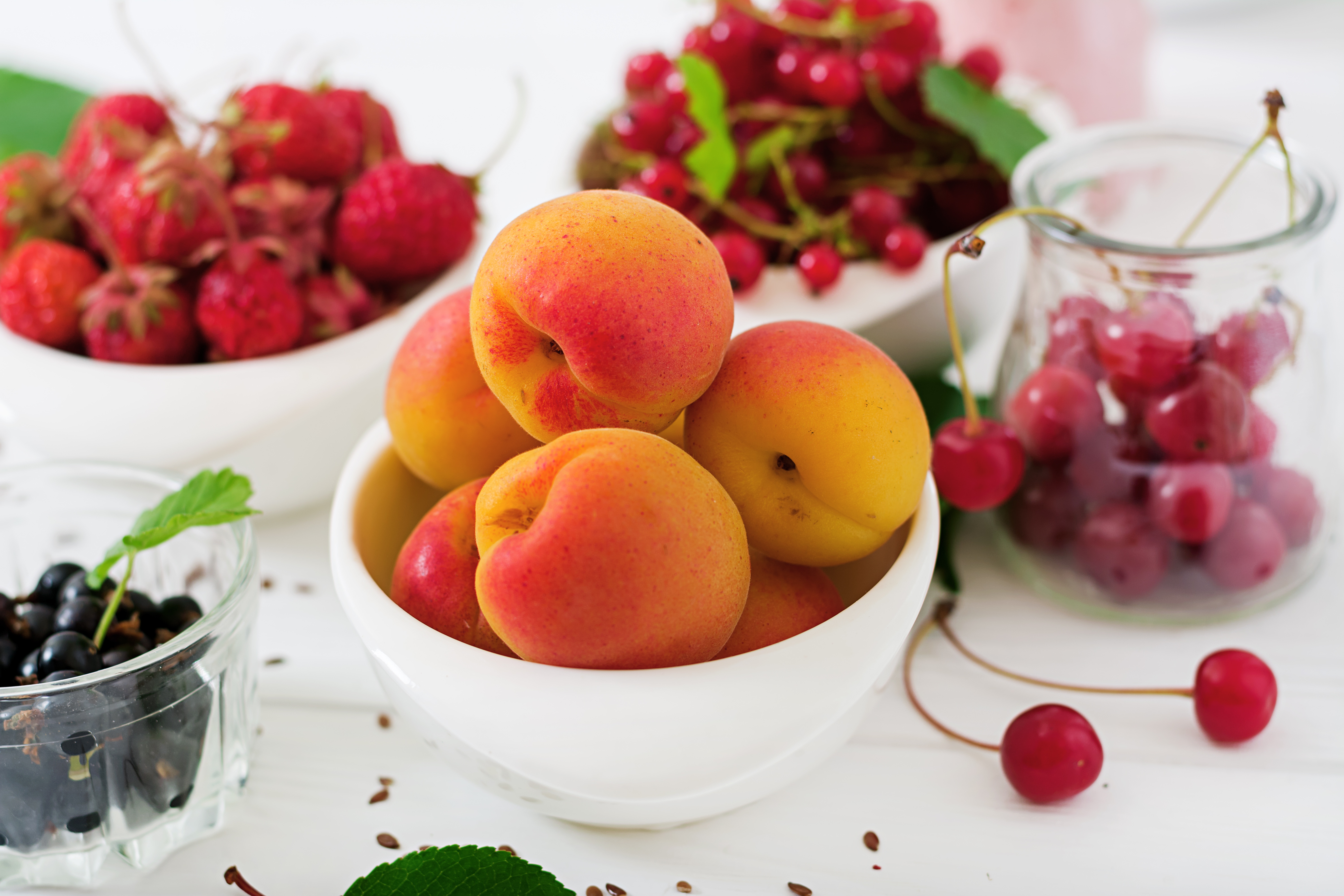 2 12 всех фруктов составляют персики. Фрукты абрикосы нектарины. Летние фрукты. Персик и абрикос. Фрукты на столе.