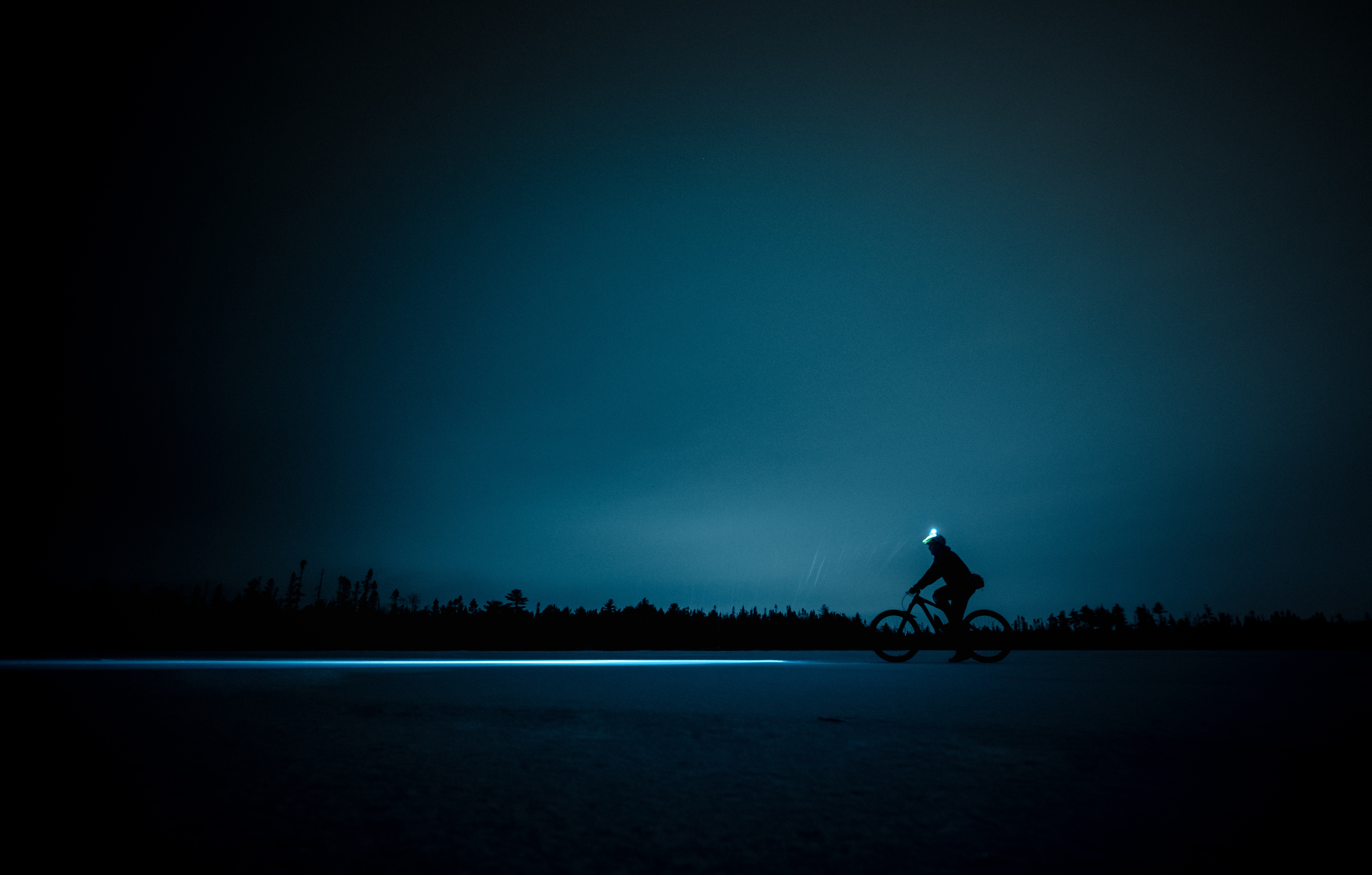 51745 Hintergrundbild herunterladen dunkel, übernachtung, horizont, scheinen, licht, silhouette, fahrrad, radfahrer - Bildschirmschoner und Bilder kostenlos