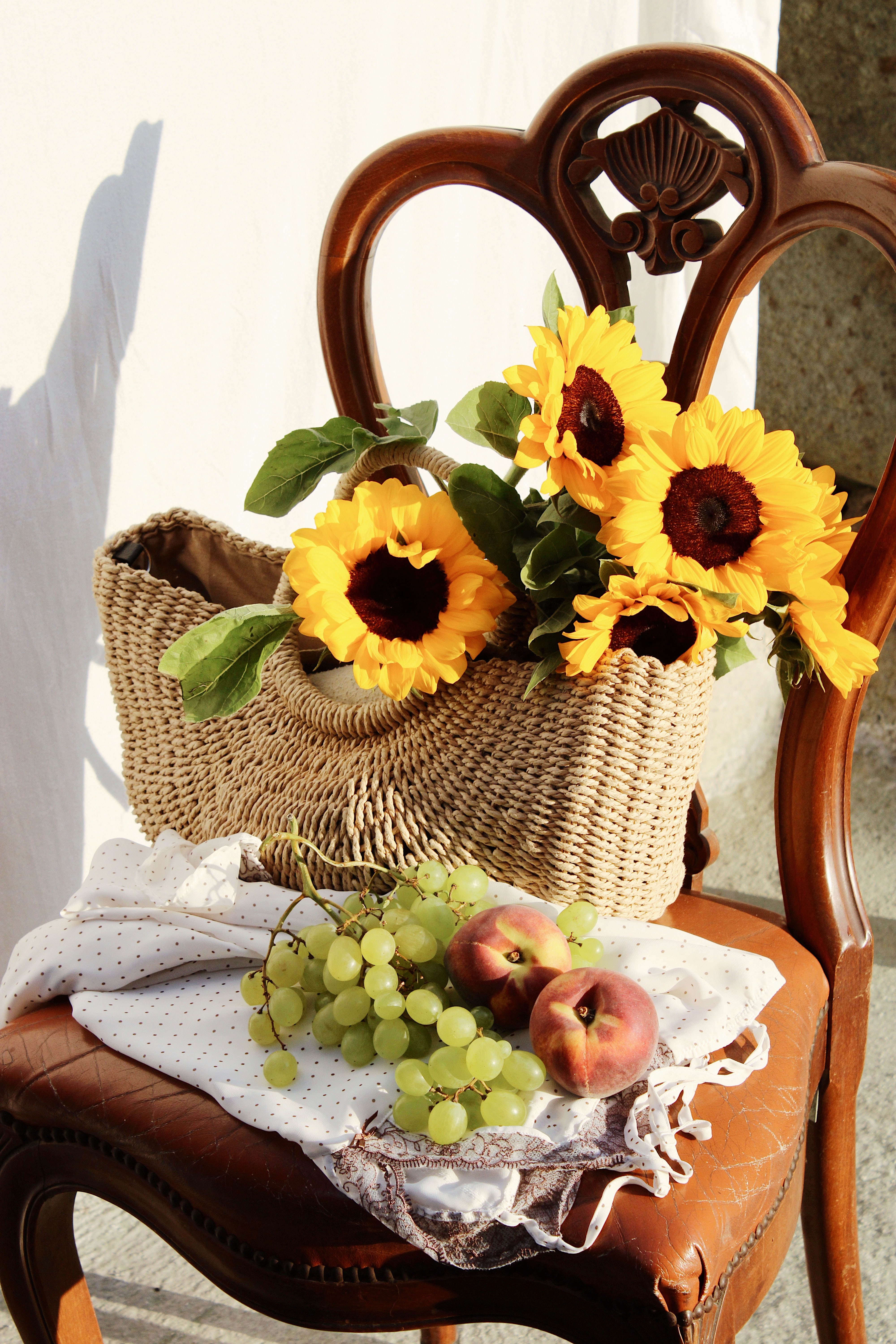 Handy-Wallpaper Blumen, Sonnenblumen, Trauben, Verschiedenes, Sonstige, Der Stuhl, Stuhl, Korb, Pfirsich kostenlos herunterladen.