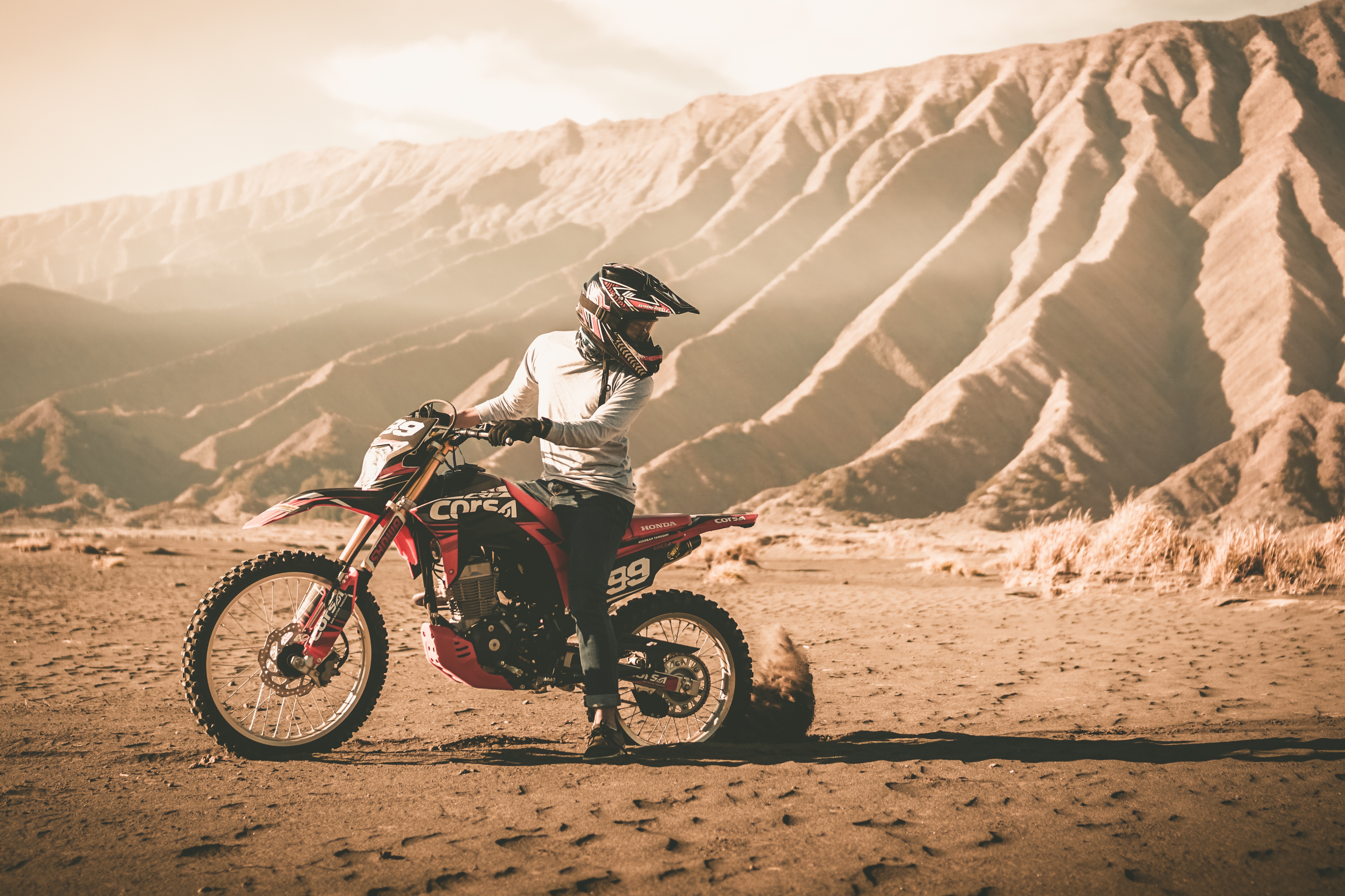 67559 Hintergrundbild herunterladen mountains, sand, motorräder, motorradfahrer, helm, motorrad, offroad, unpassierbarkeit, kreuz - Bildschirmschoner und Bilder kostenlos
