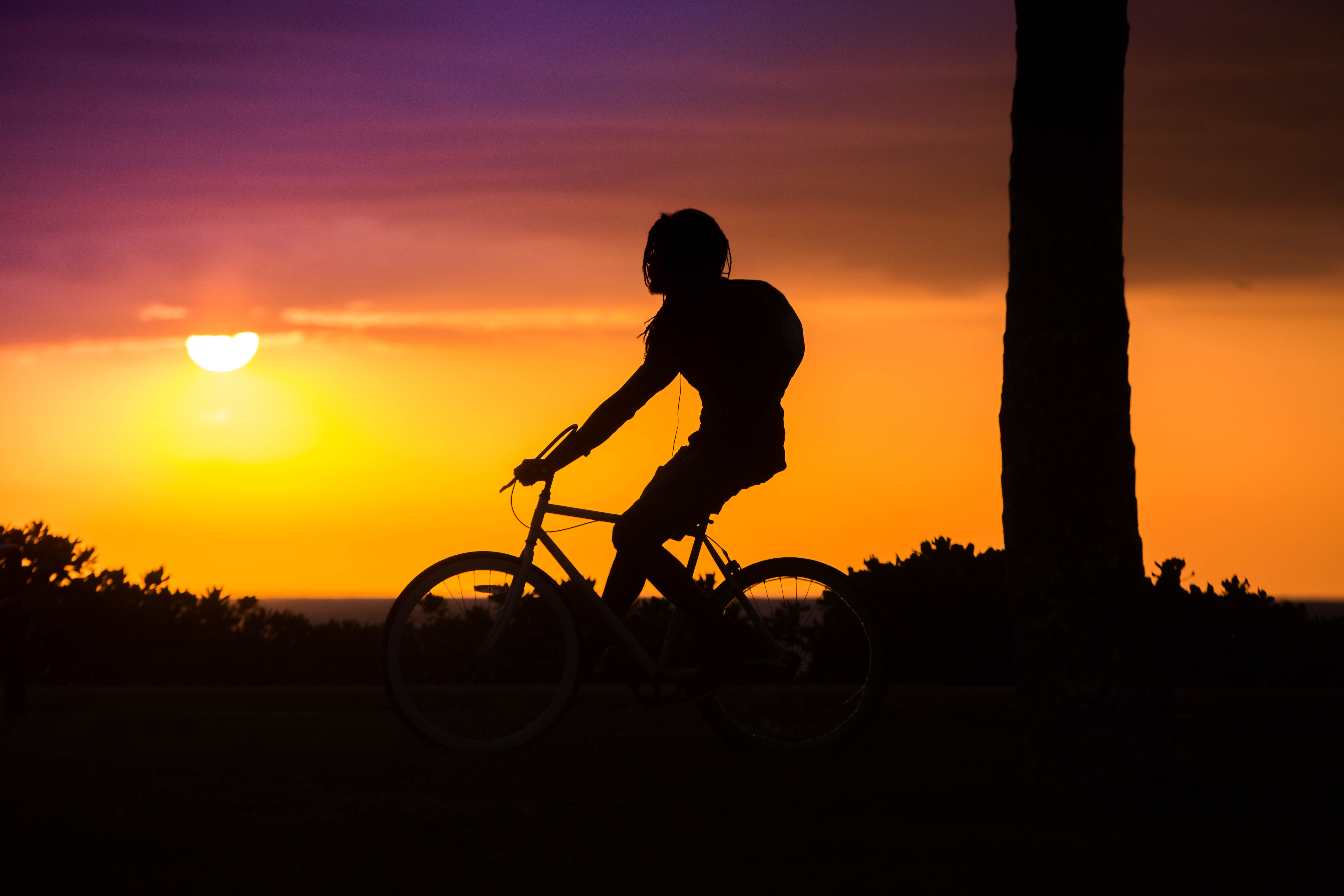 128058 Bildschirmschoner und Hintergrundbilder Radfahrer auf Ihrem Telefon. Laden Sie fahrrad, sunset, dunkel, silhouette Bilder kostenlos herunter
