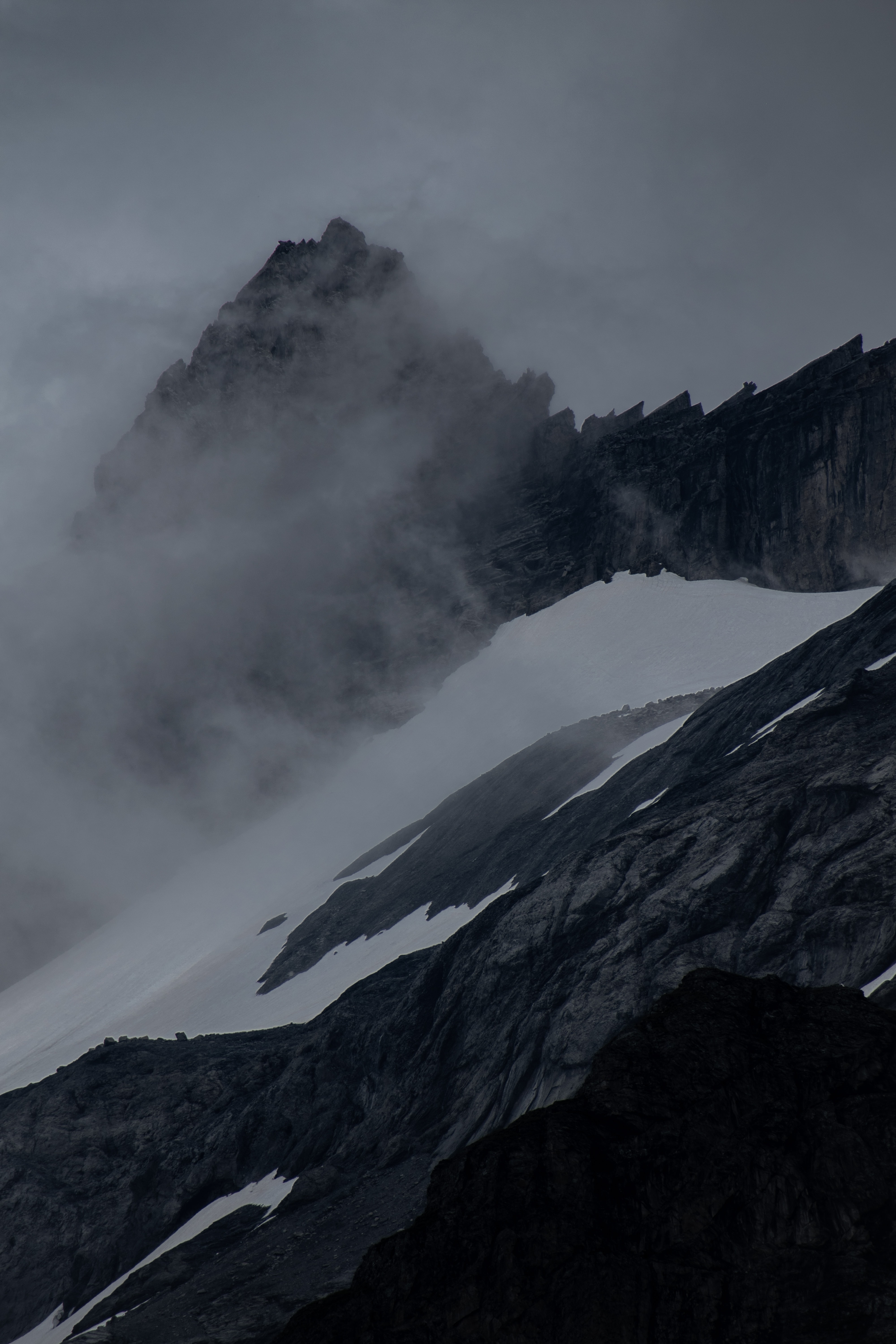 121198 скачать обои облако, природа, снег, гора, вершина, туман - заставки и картинки бесплатно