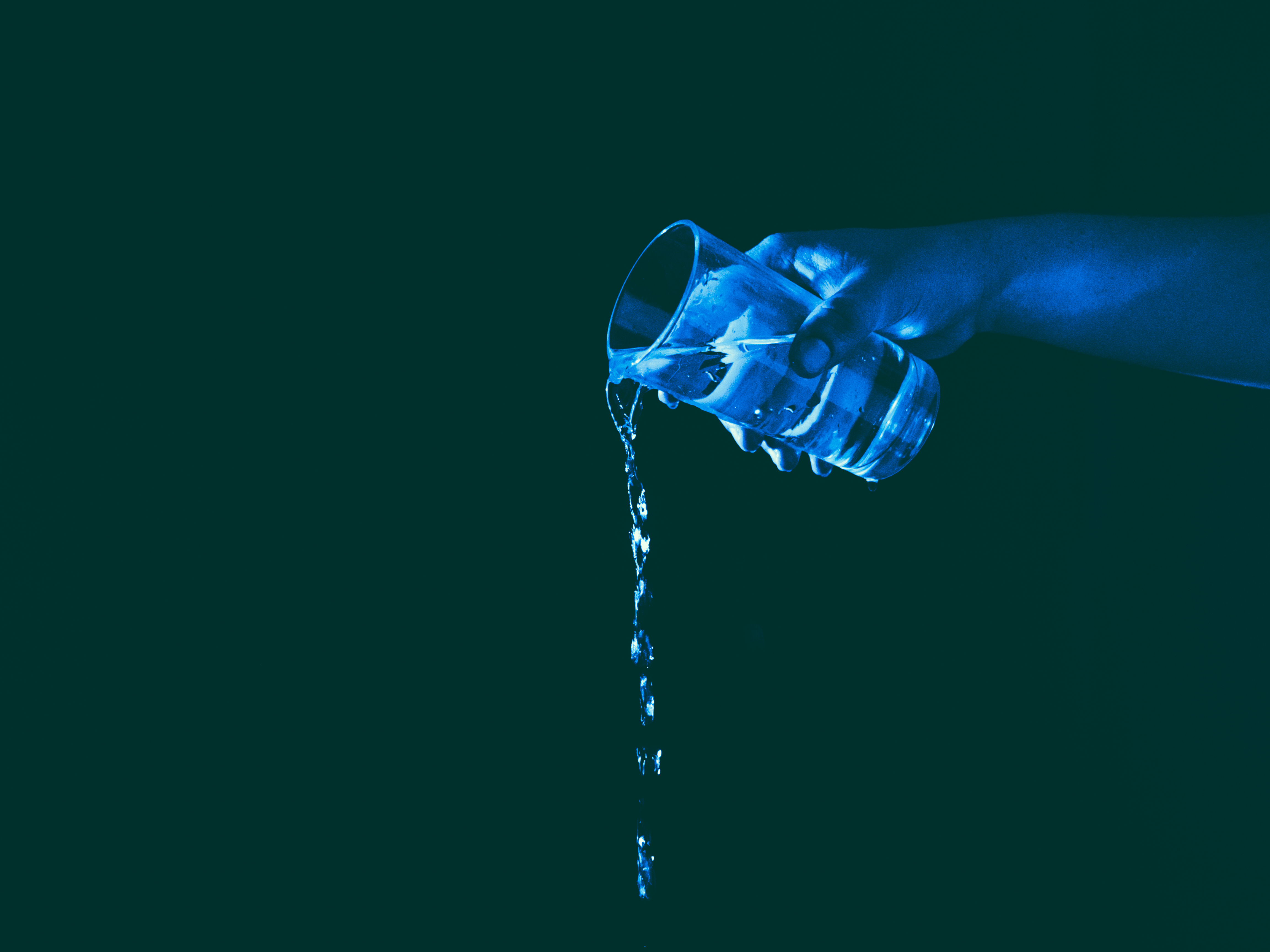 iPhone background illumination, minimalism, hand, water