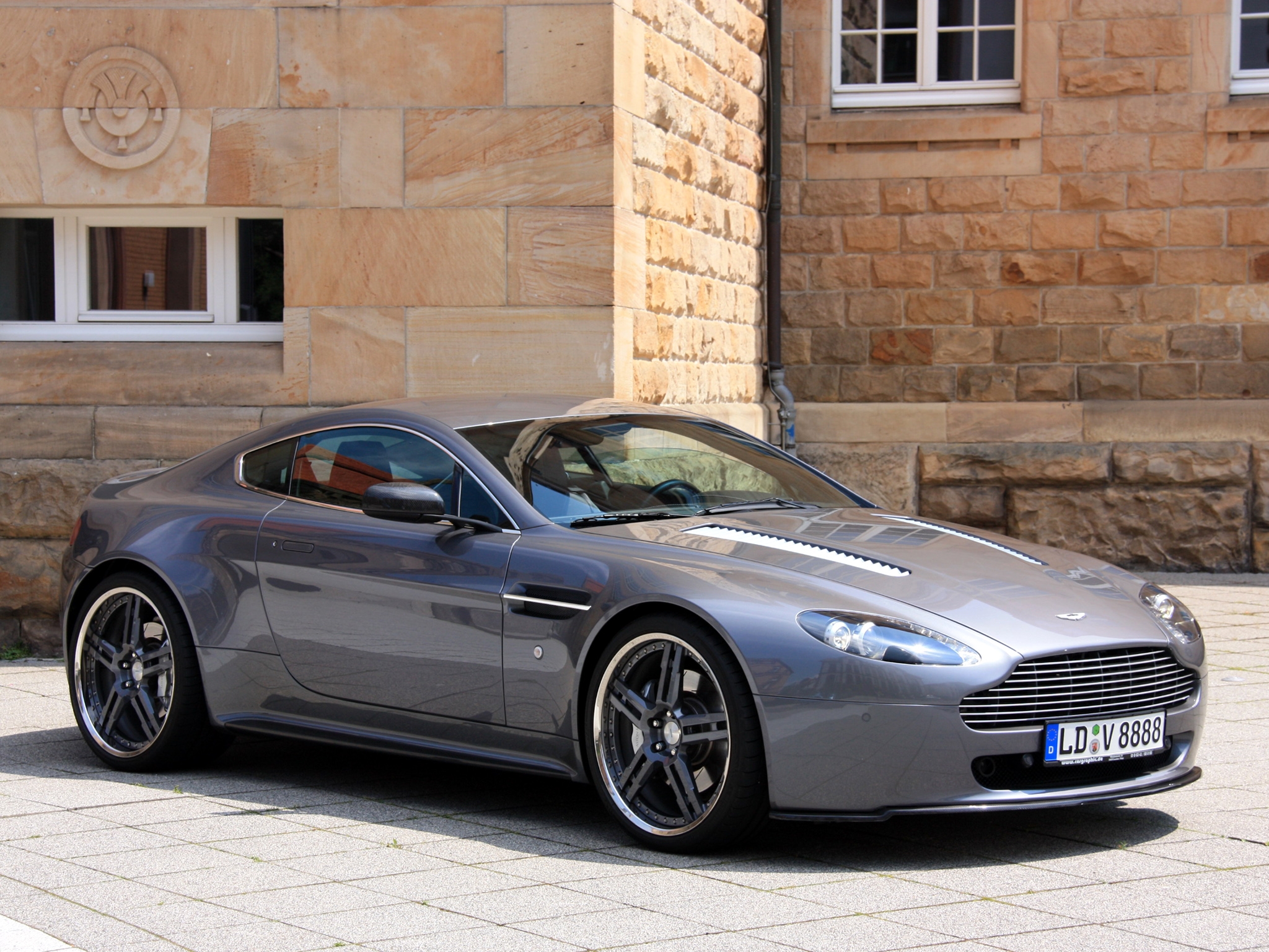 Handy-Wallpaper Aston Martin, Cars, Gebäude, Seitenansicht, Stil, Cabriolet, 2009, V8, Vorteil, Vantage kostenlos herunterladen.