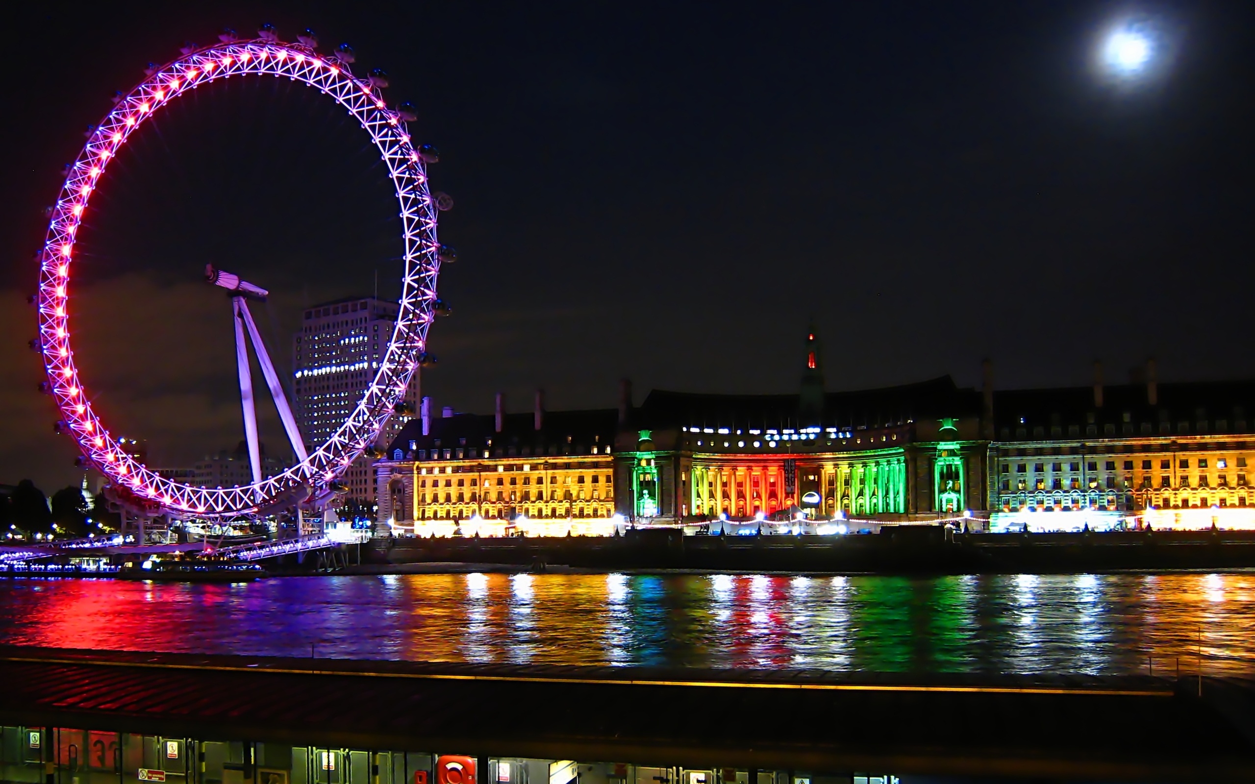 Колесо обозрения Лондонский глаз в Лондоне ночью