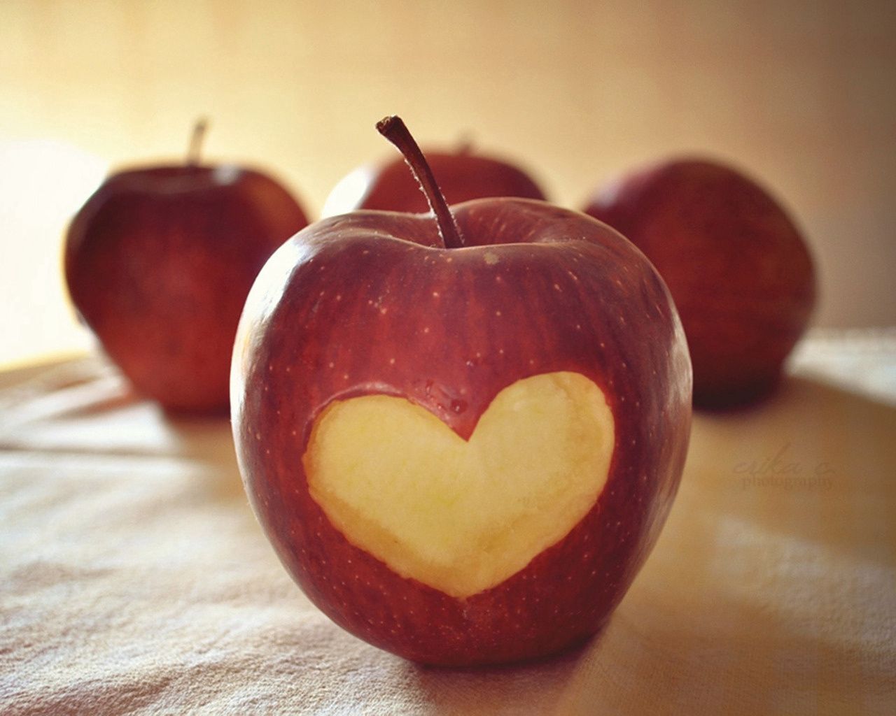 Handy-Wallpaper Lebensmittel, Herzen, Liebe, Die Form, Form, Ein Herz, Apfel kostenlos herunterladen.